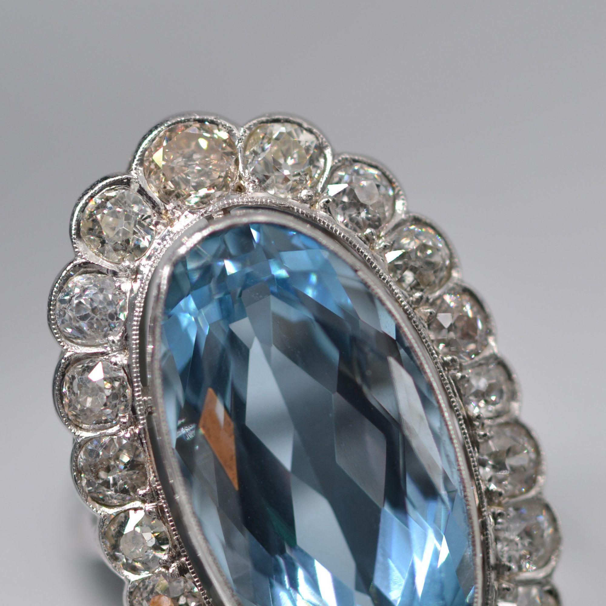 20e siècle Bague Pompadour en platine 11,50 carats d'aigue-marine et de diamants en vente 1