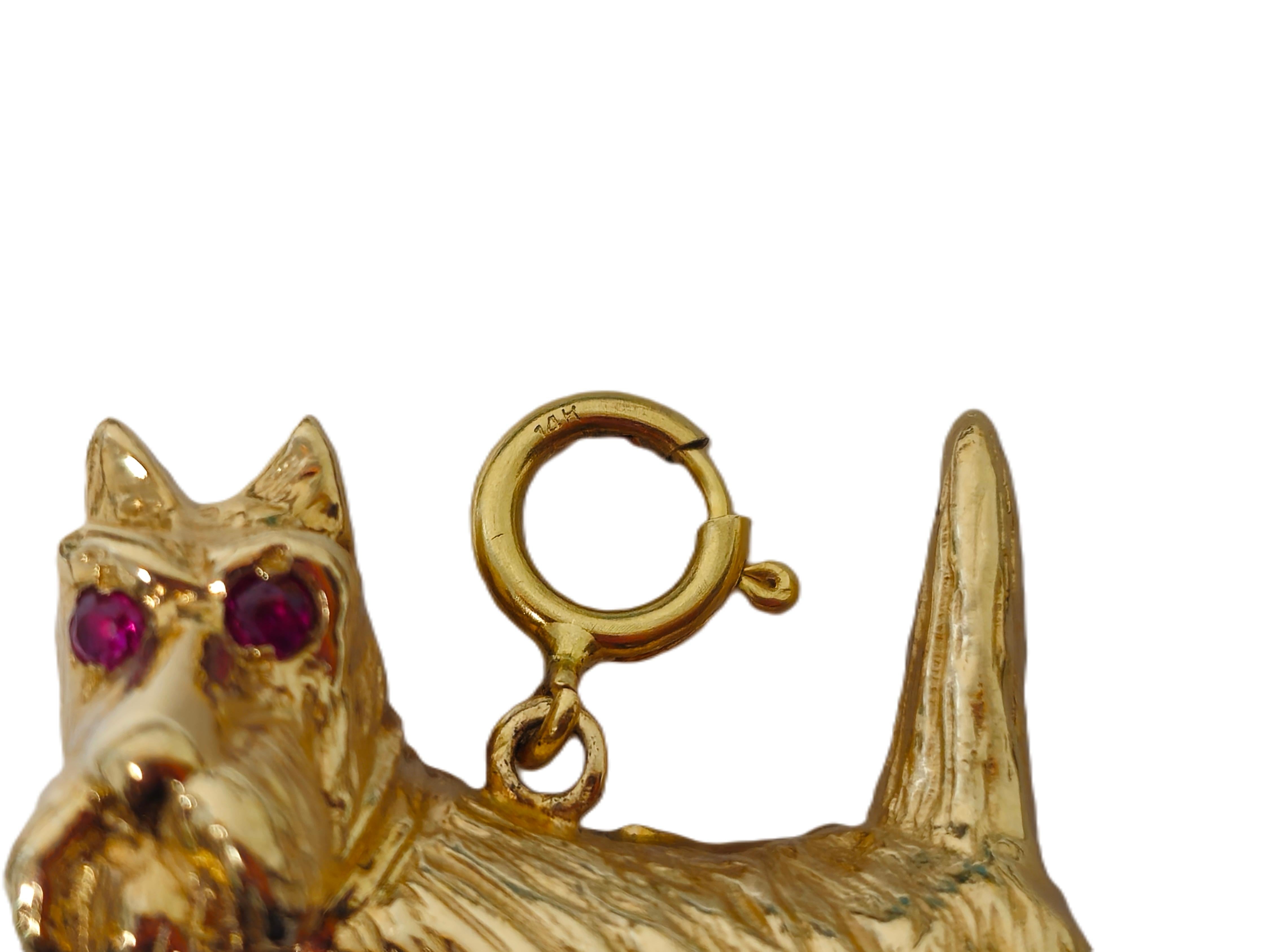 20. Jahrhundert 14k Gelbgold Hundemotiv Rubin-Anhänger Damen im Angebot