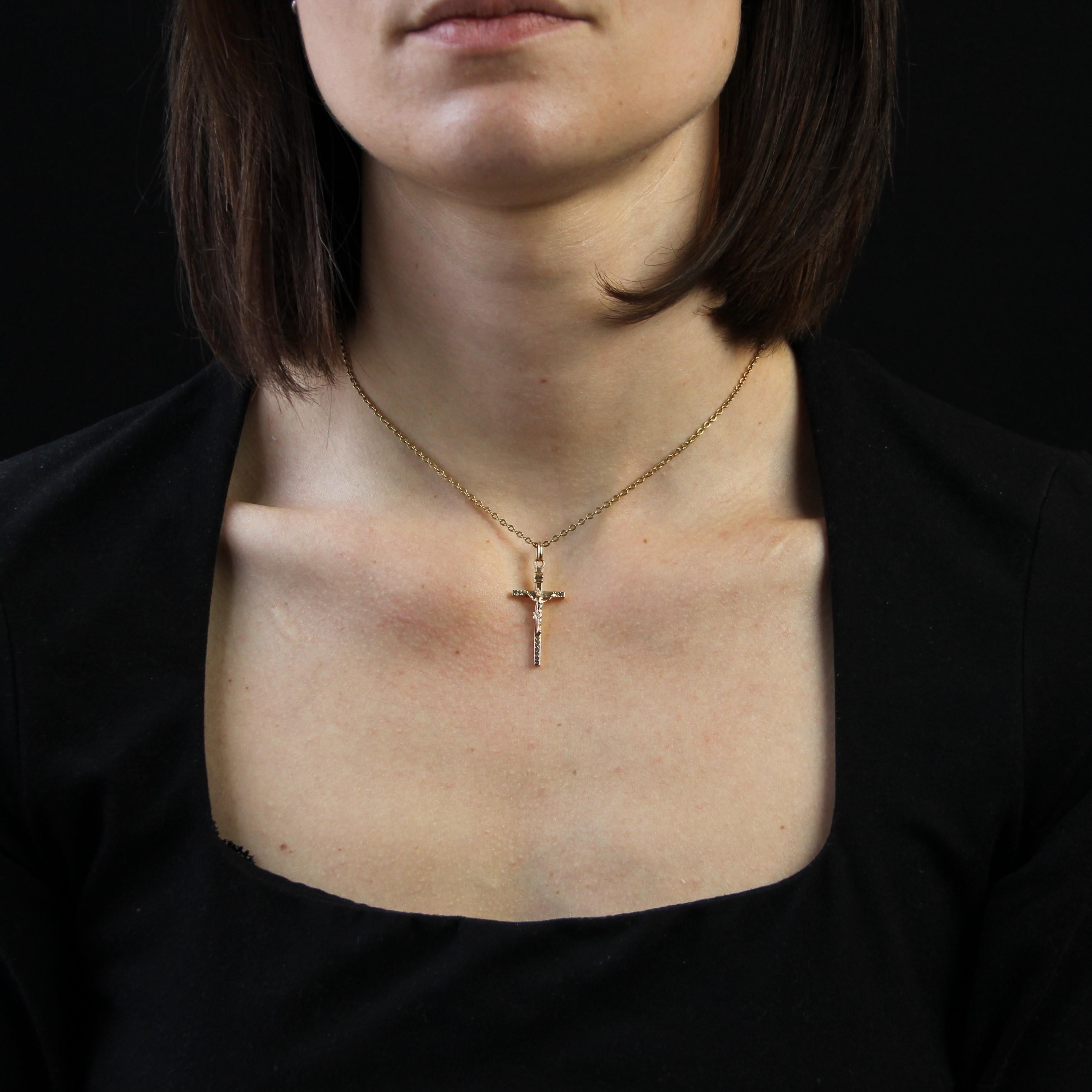 Cross in 18 karat rose gold.
Antique cross in rose gold, featuring an applied representation of Christ, surmounted by a cross motif and the acronym INRI on a banner. Each end of the cross is decorated with herringbone chasing.
Pendant sold alone