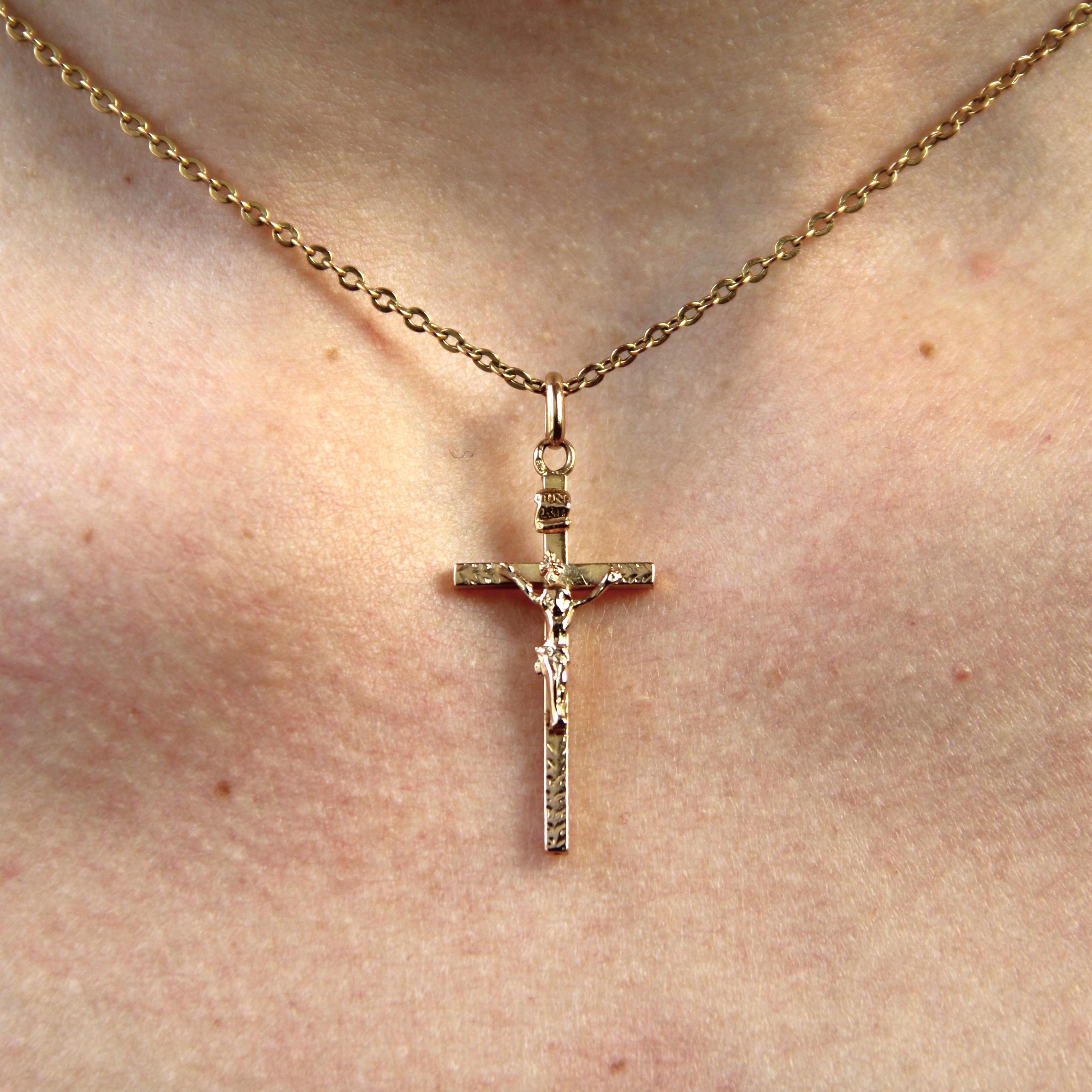 Pendentif croix du Christ en or rose 18 carats du 20e siècle en vente 1