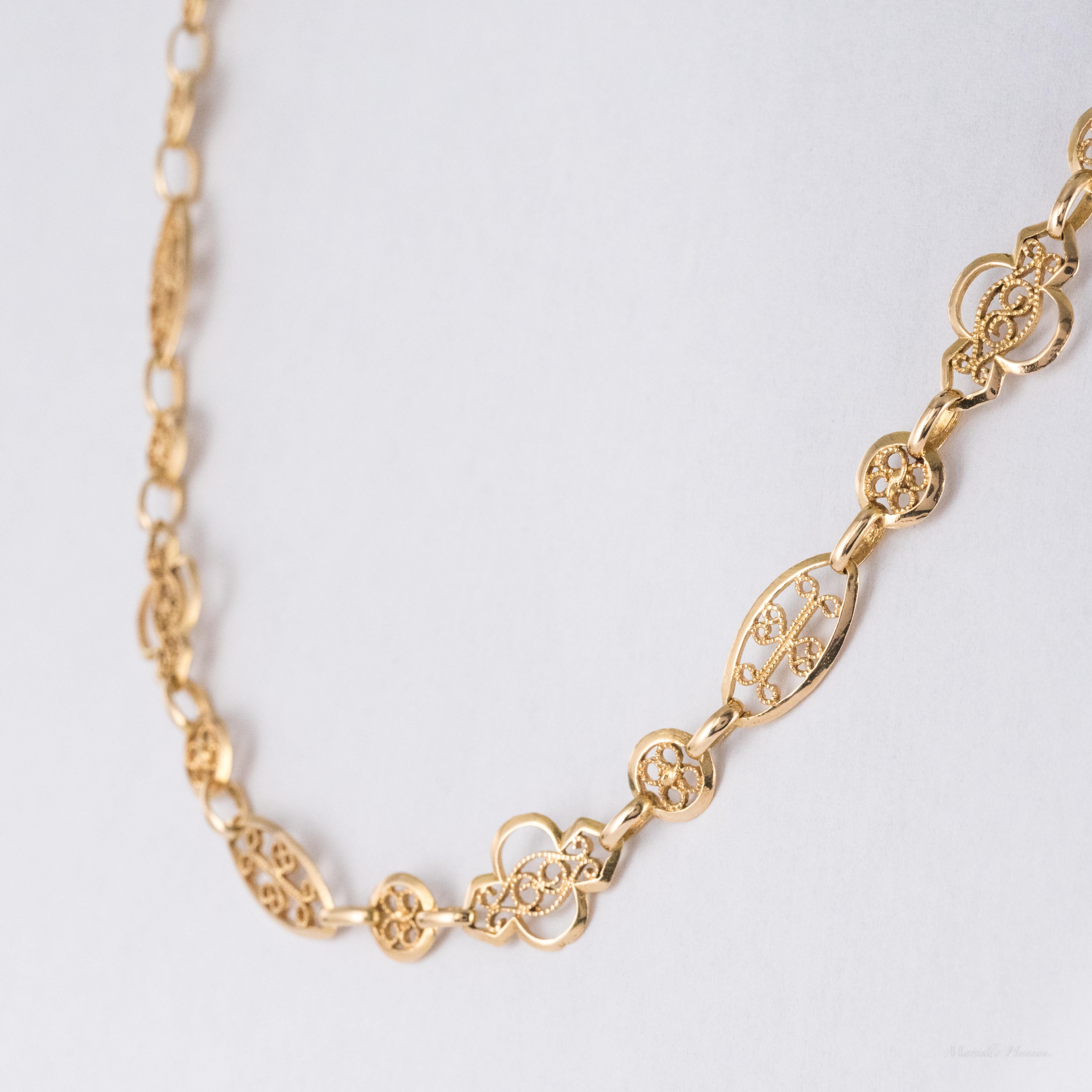 Belle Époque 20th Century 18 Karat Rose Gold Filigree Shuttle Chain Necklace
