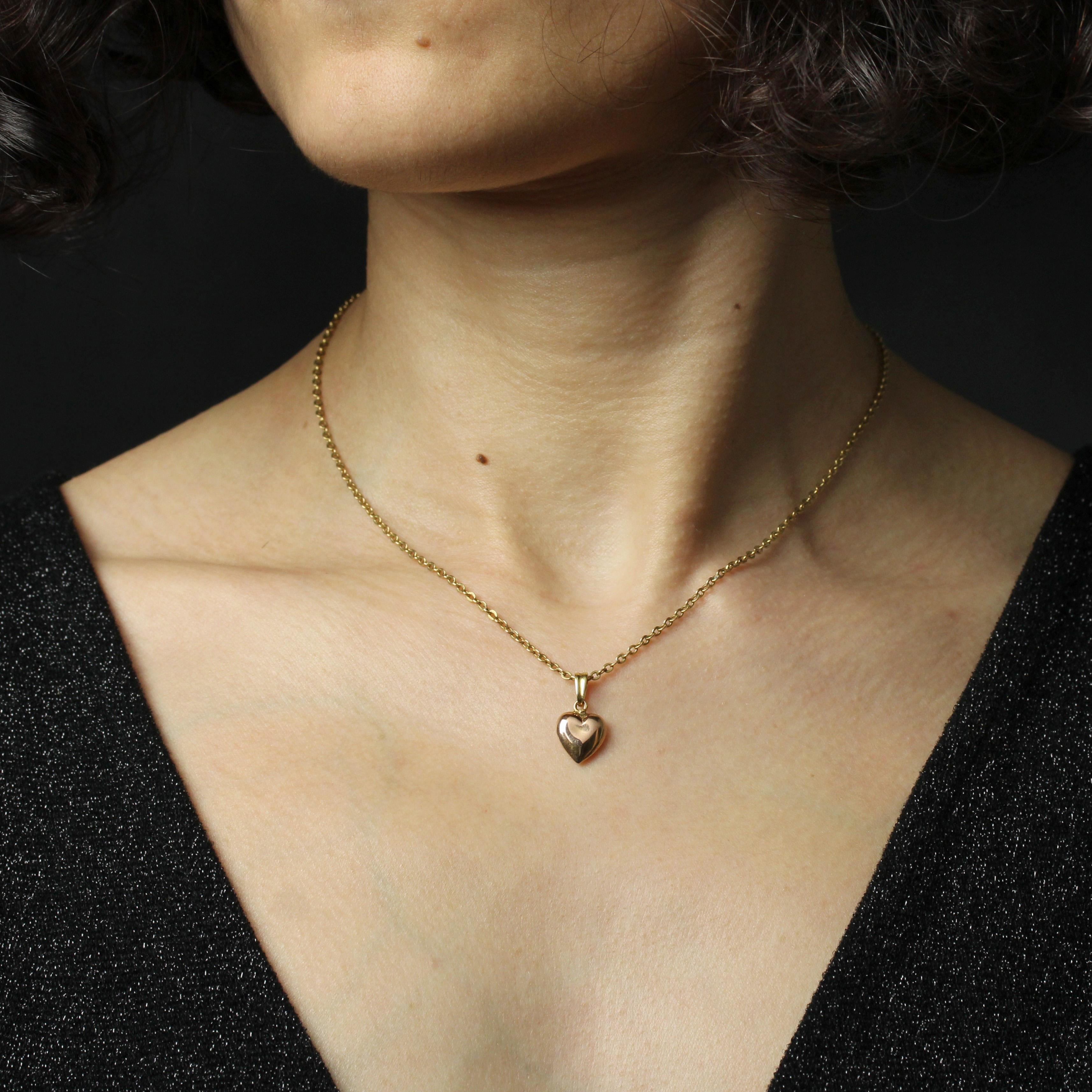 Ciondolo in oro rosa 18 carati.
Questo ciondolo presenta un cuore leggermente bombato. La chiusura è cesellata.
Il ciondolo è venduto solo, senza la catena di presentazione.
Altezza: 1,8 cm circa, larghezza: 9,4 mm circa, spessore: 3 mm circa.
Peso