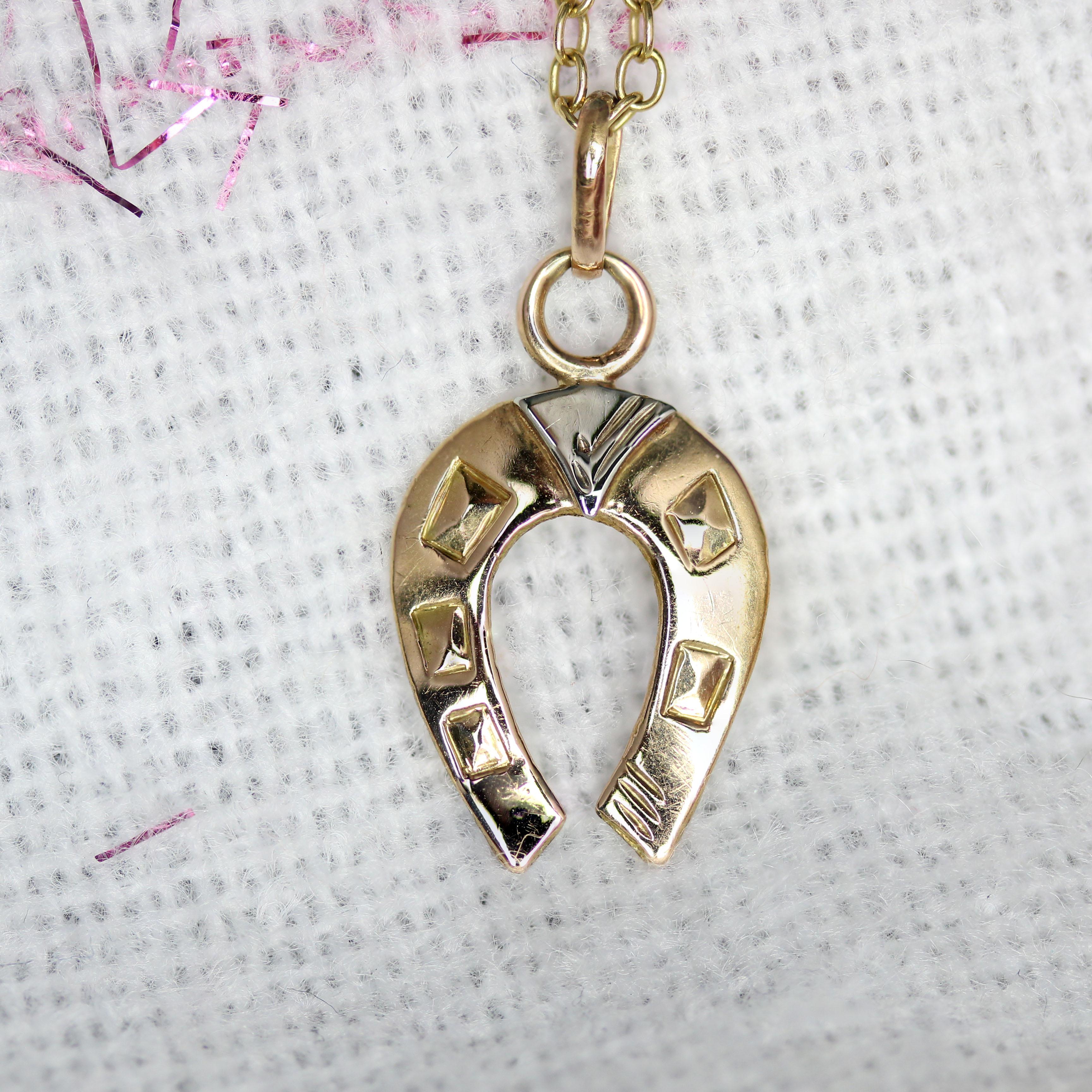 Belle Époque Pendentif breloque fer à cheval en or rose 18 carats du 20ème siècle en vente