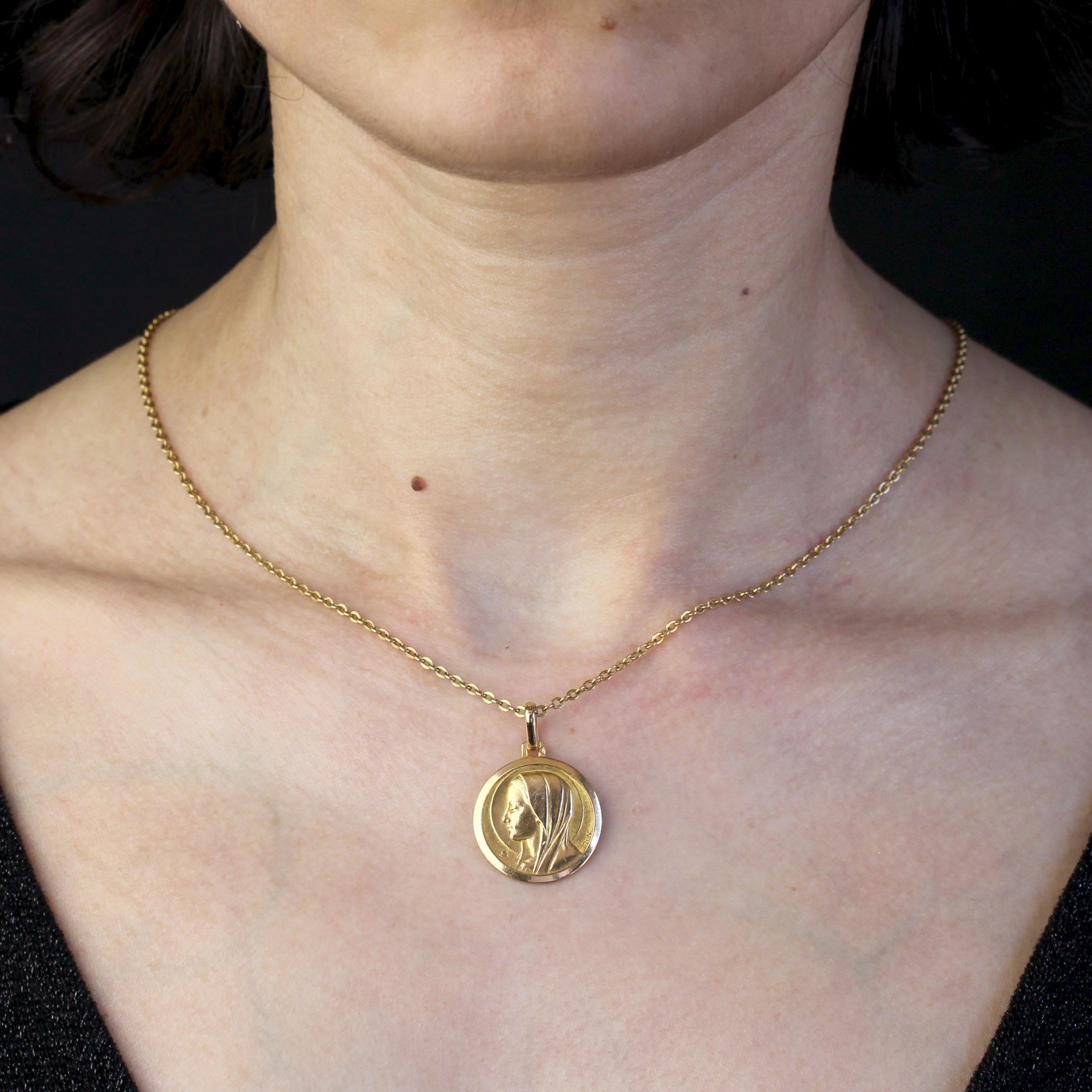 Medal in 18 karat rose gold.
This round religious pendant depicts the haloed Virgin Mary. This antique medal is signed by the medal maker Grün. The back is engraved with the initials “Marie” and the date “16-11-1970”.
Antique medal signed