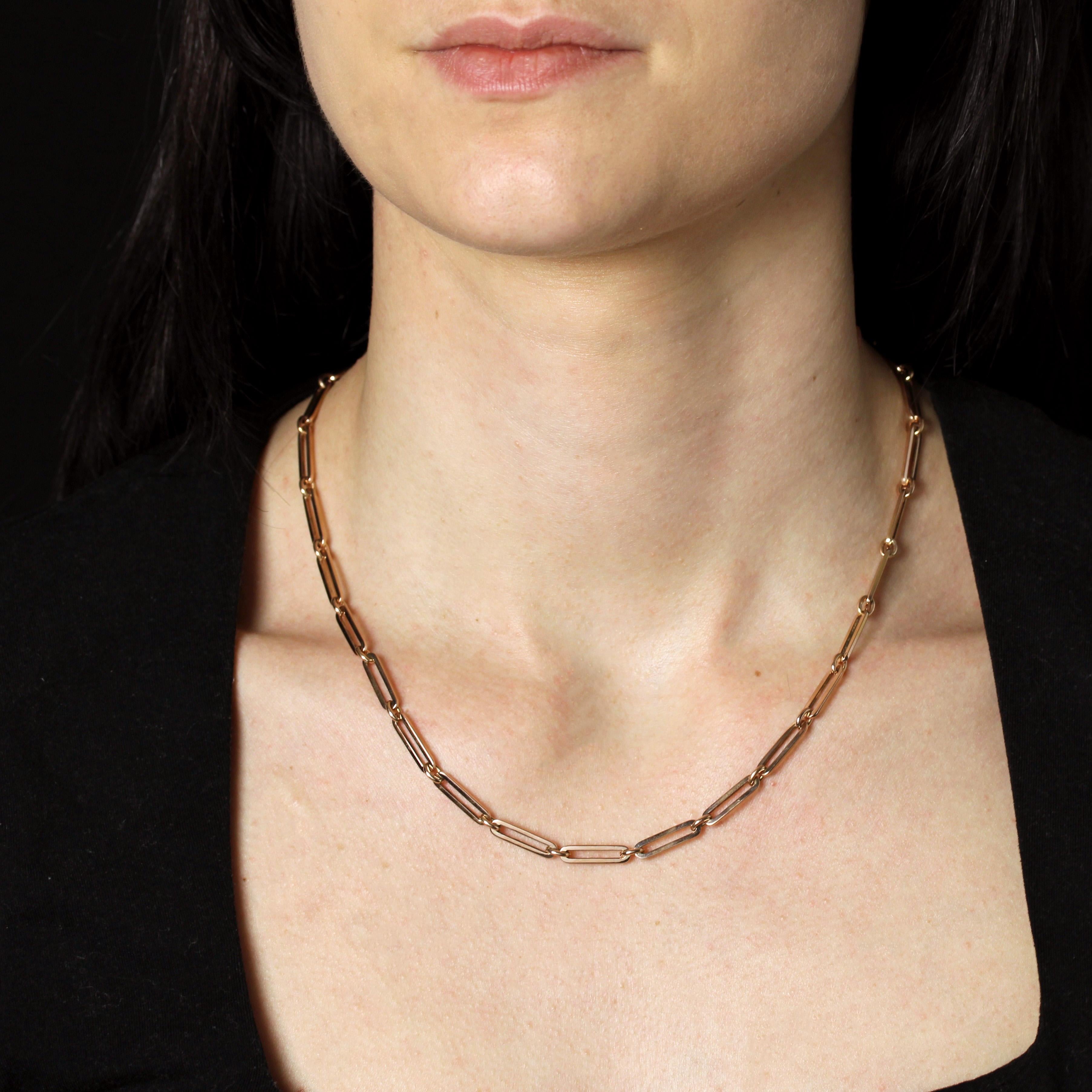 Cadena de oro rosa de 18 quilates.
Magnífica cadena antigua con un grueso eslabón tipo grapa separado por anillas ovaladas de oro. Este collar de oro rosa antiguo lleva un mosquetón antiguo y una gran anilla de resorte.
Longitud : 47 cm