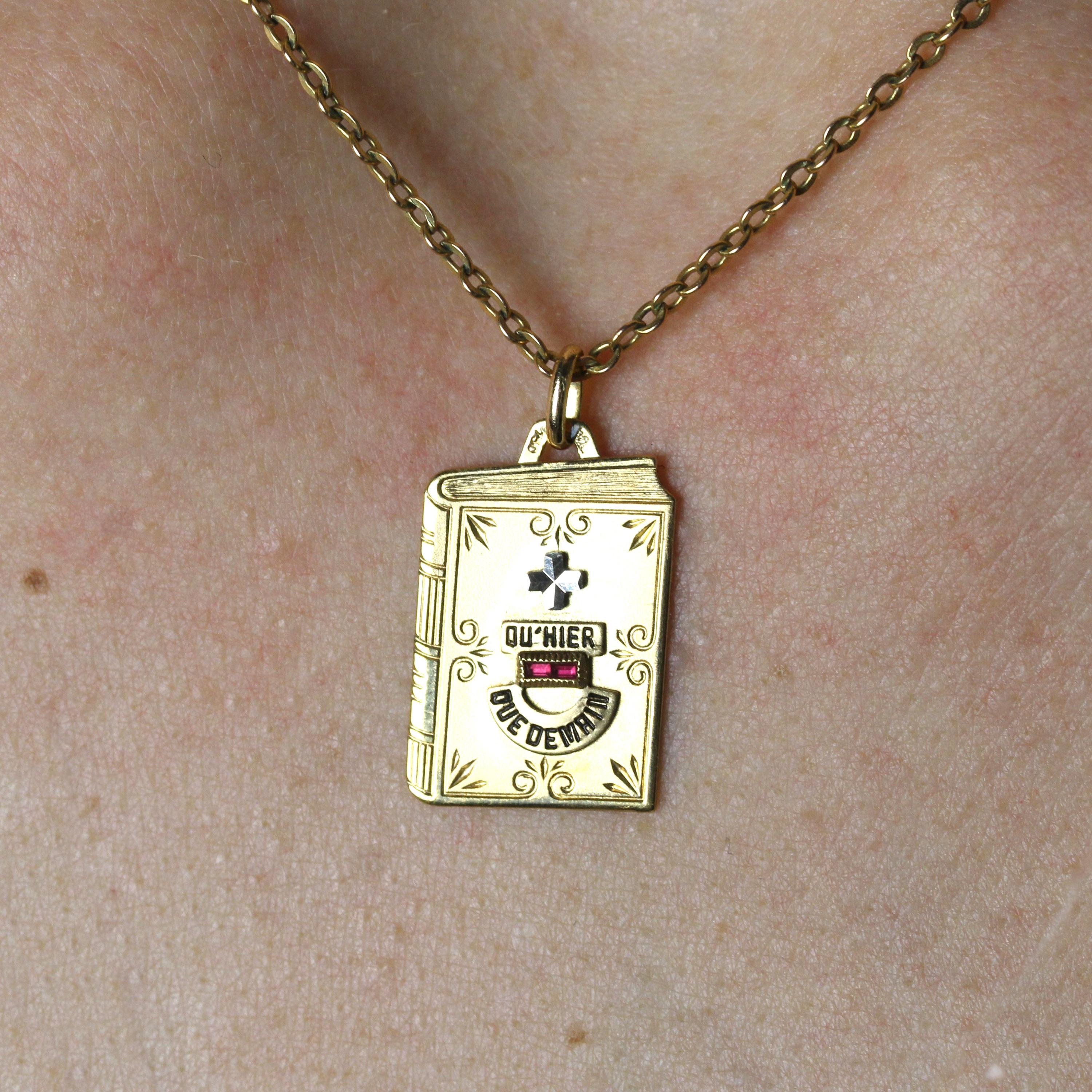 20th Century 18 Karat Yellow Gold Augis Book Medal Pendant For Sale 1