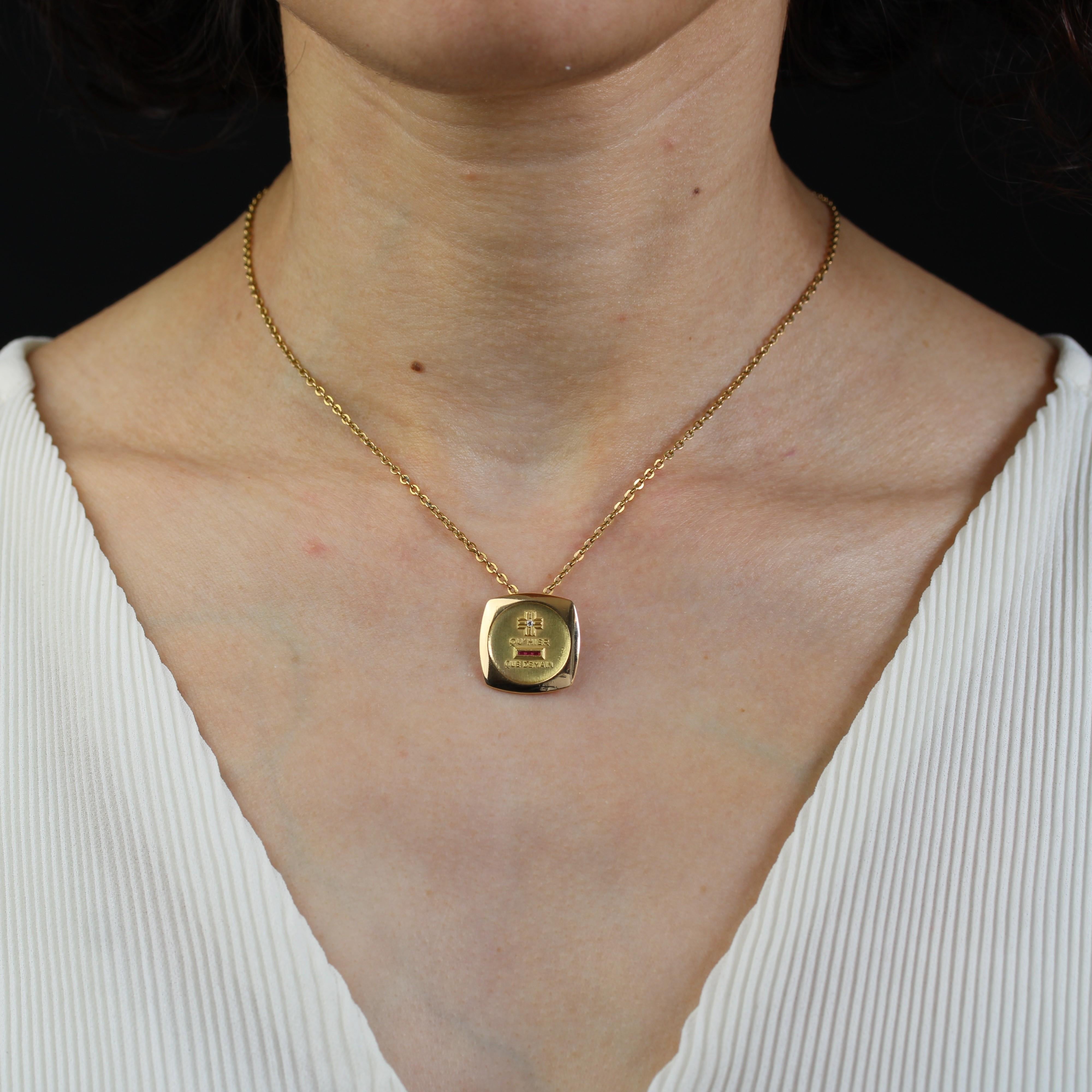 Pendentif en or jaune 18 carats.
Cette médaille d'amour carrée légèrement bombée est gravée du message 