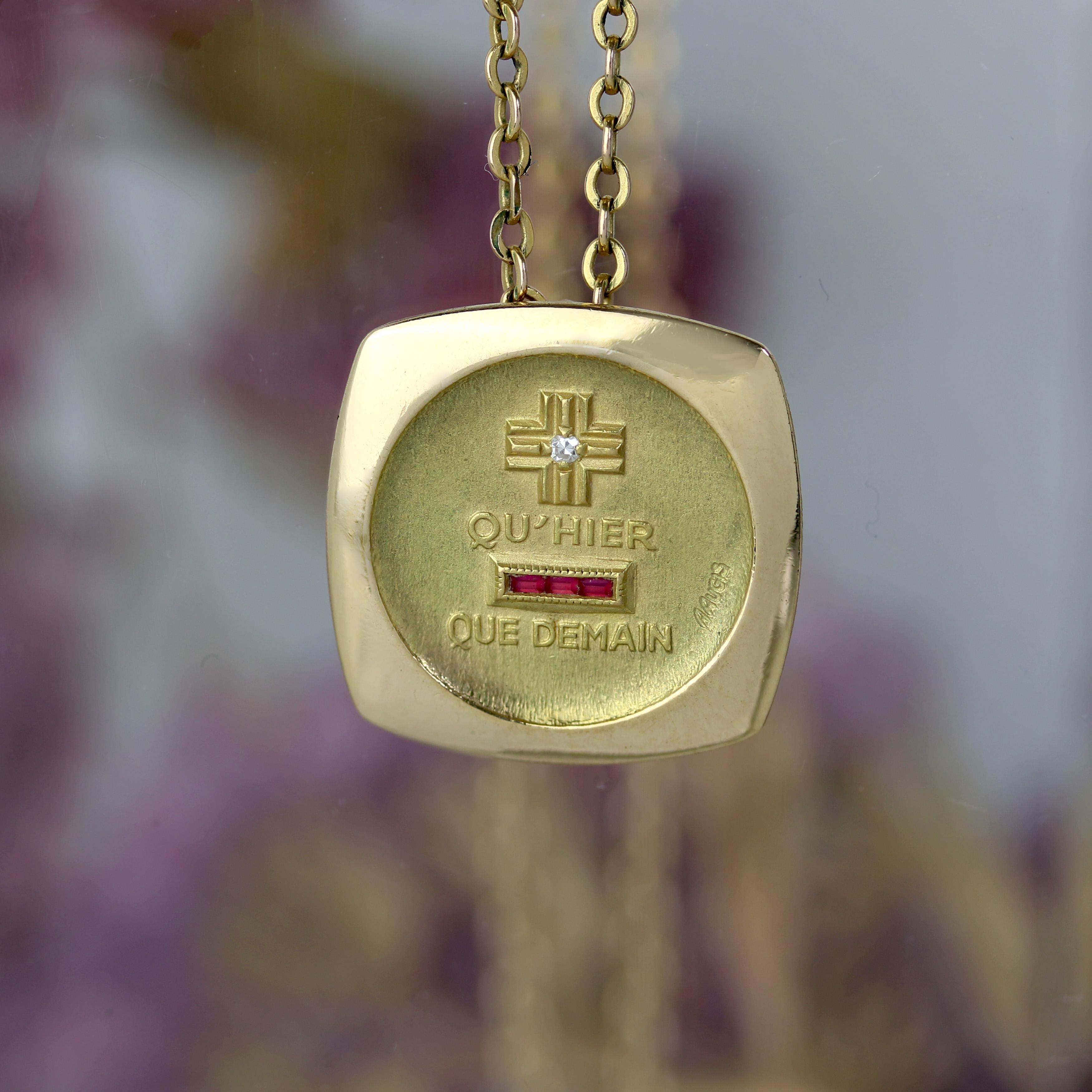 20e siècle Or jaune 18 carats  Pendentif médaille quadrillée A Augis Love Bon état - En vente à Poitiers, FR
