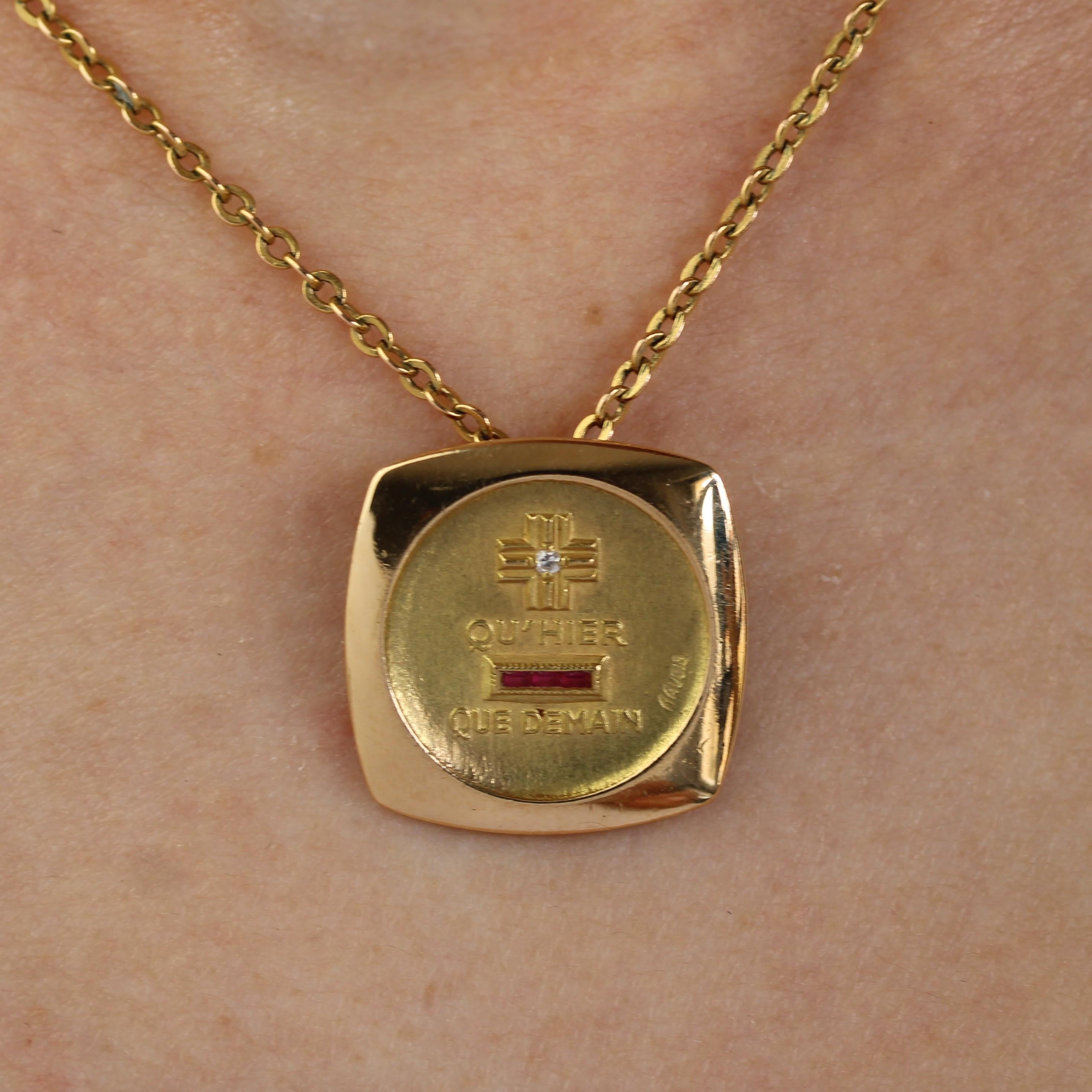 20e siècle Or jaune 18 carats  Pendentif médaille quadrillée A Augis Love Pour femmes en vente