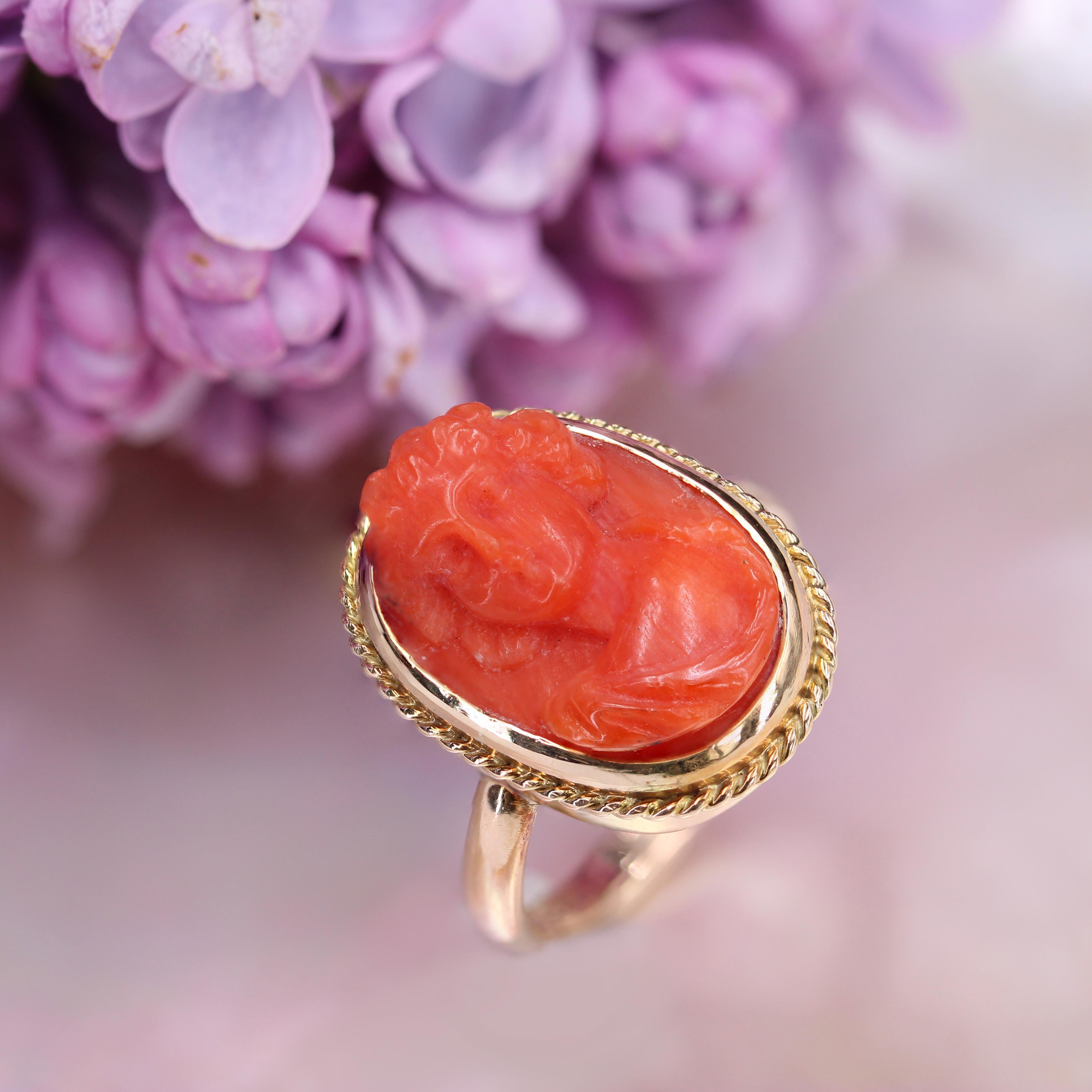 Bague en or jaune 18 carats du 20e siècle avec camée et corail en vente 4