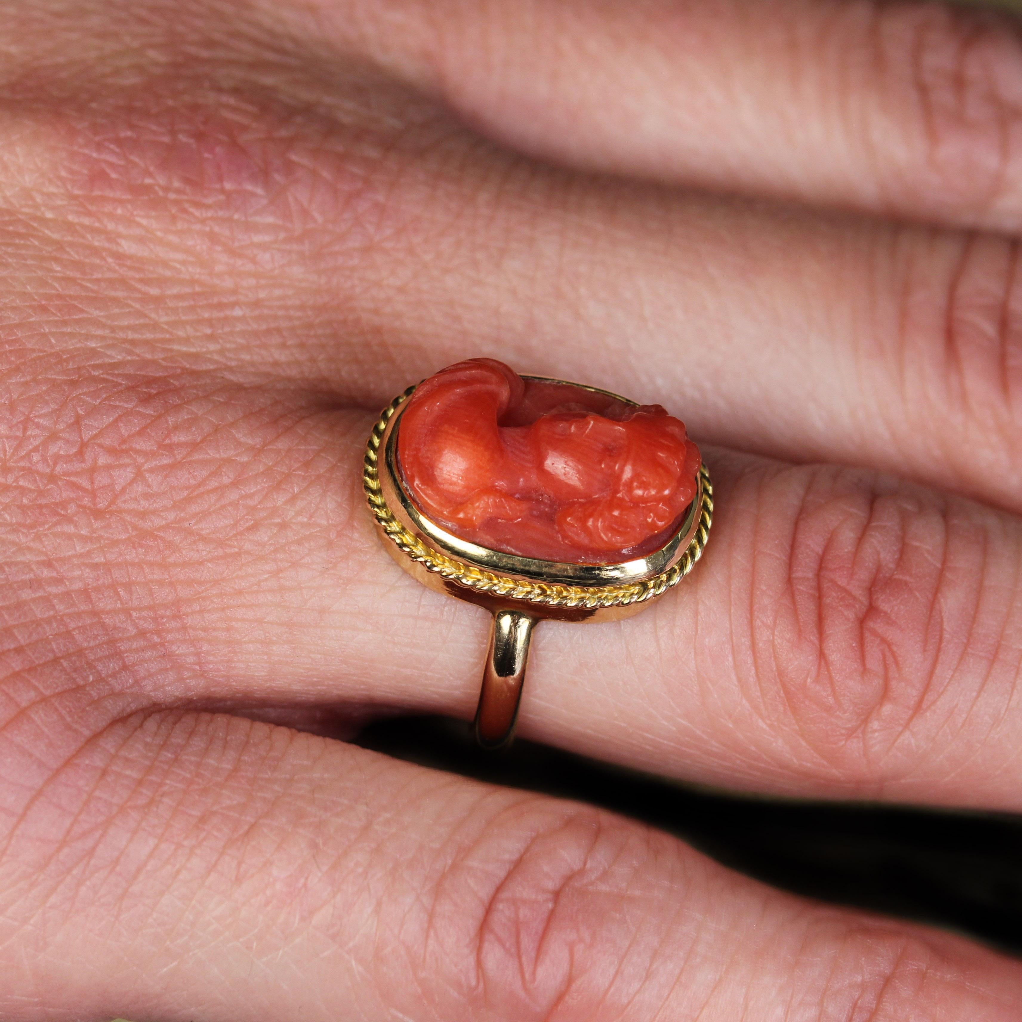 Bague en or jaune 18 carats du 20e siècle avec camée et corail en vente 7