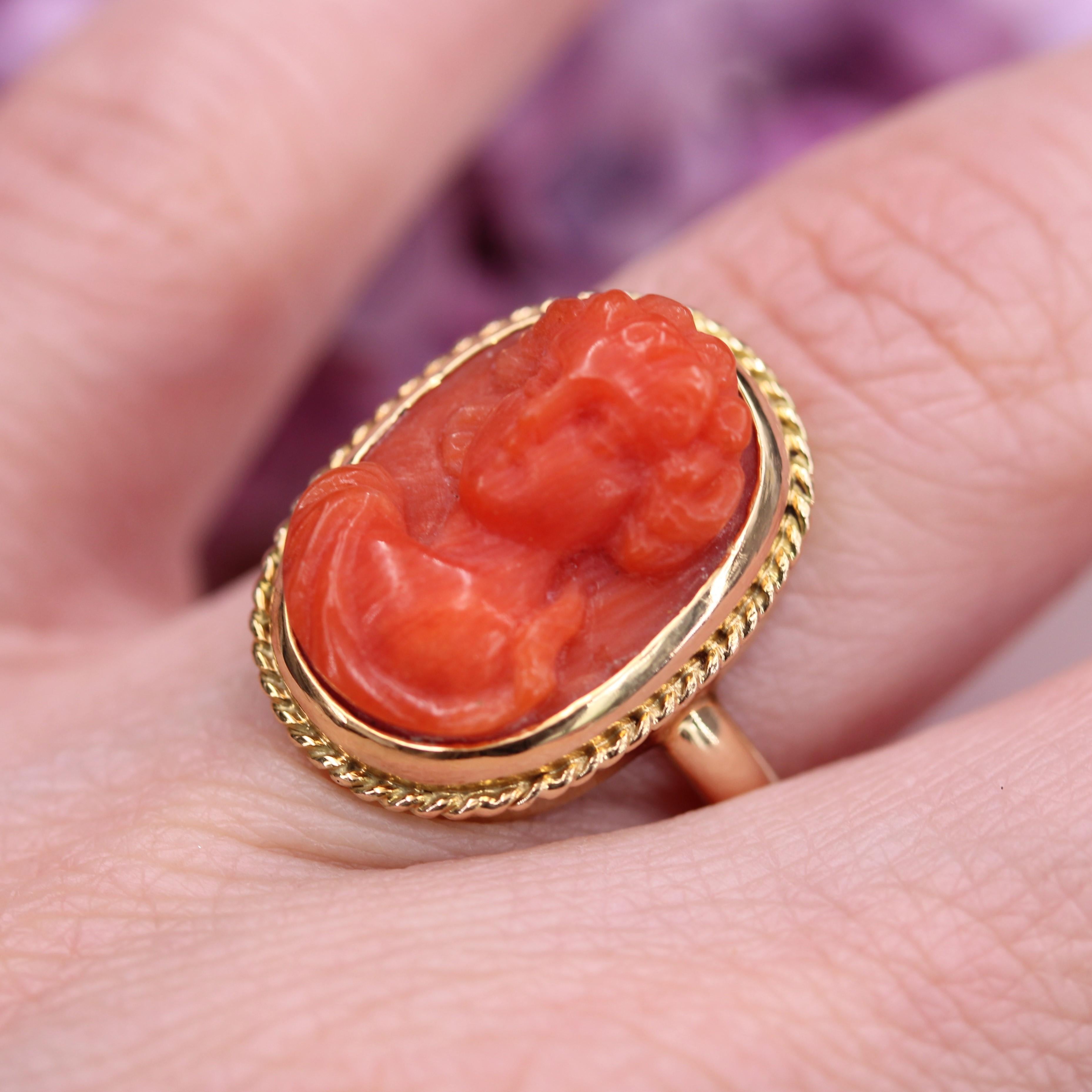 Bague en or jaune 18 carats du 20e siècle avec camée et corail en vente 8