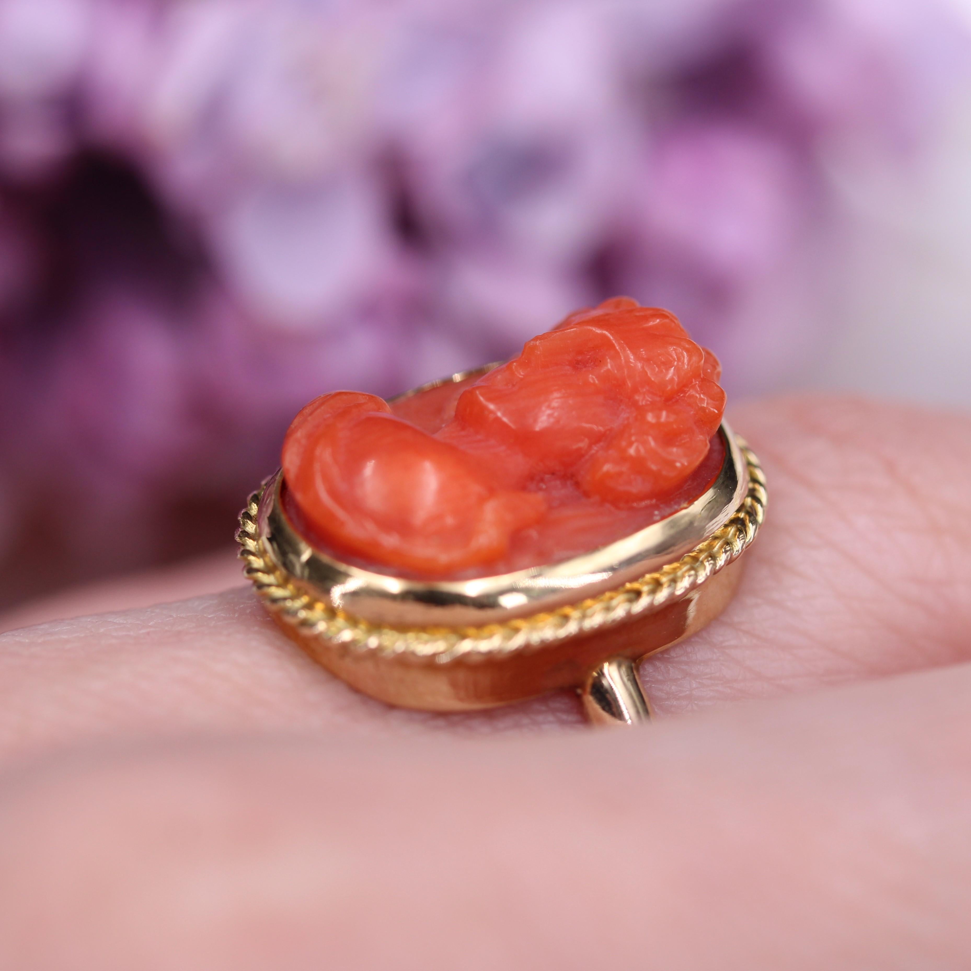 Bague en or jaune 18 carats du 20e siècle avec camée et corail en vente 9