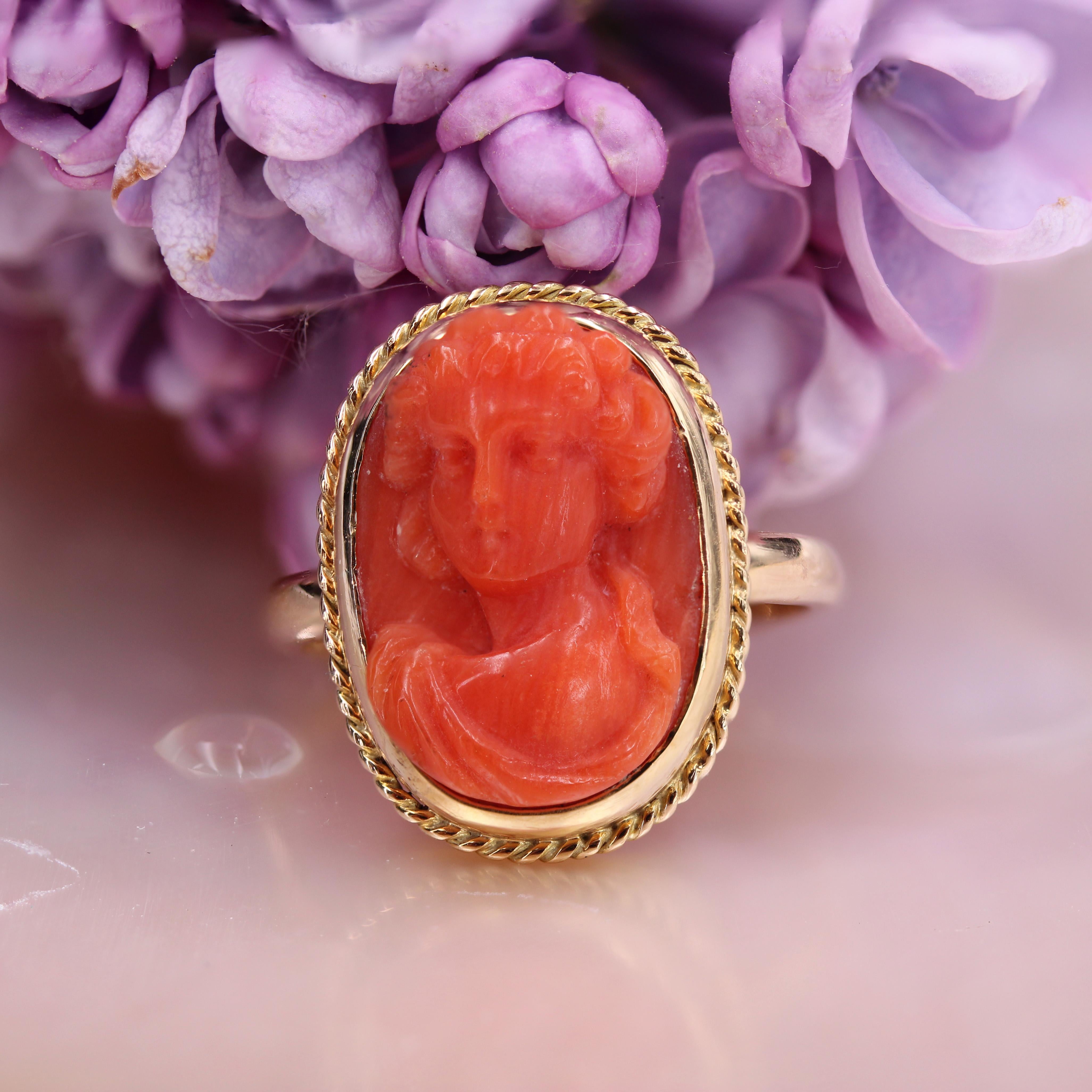 Belle Époque Bague en or jaune 18 carats du 20e siècle avec camée et corail en vente
