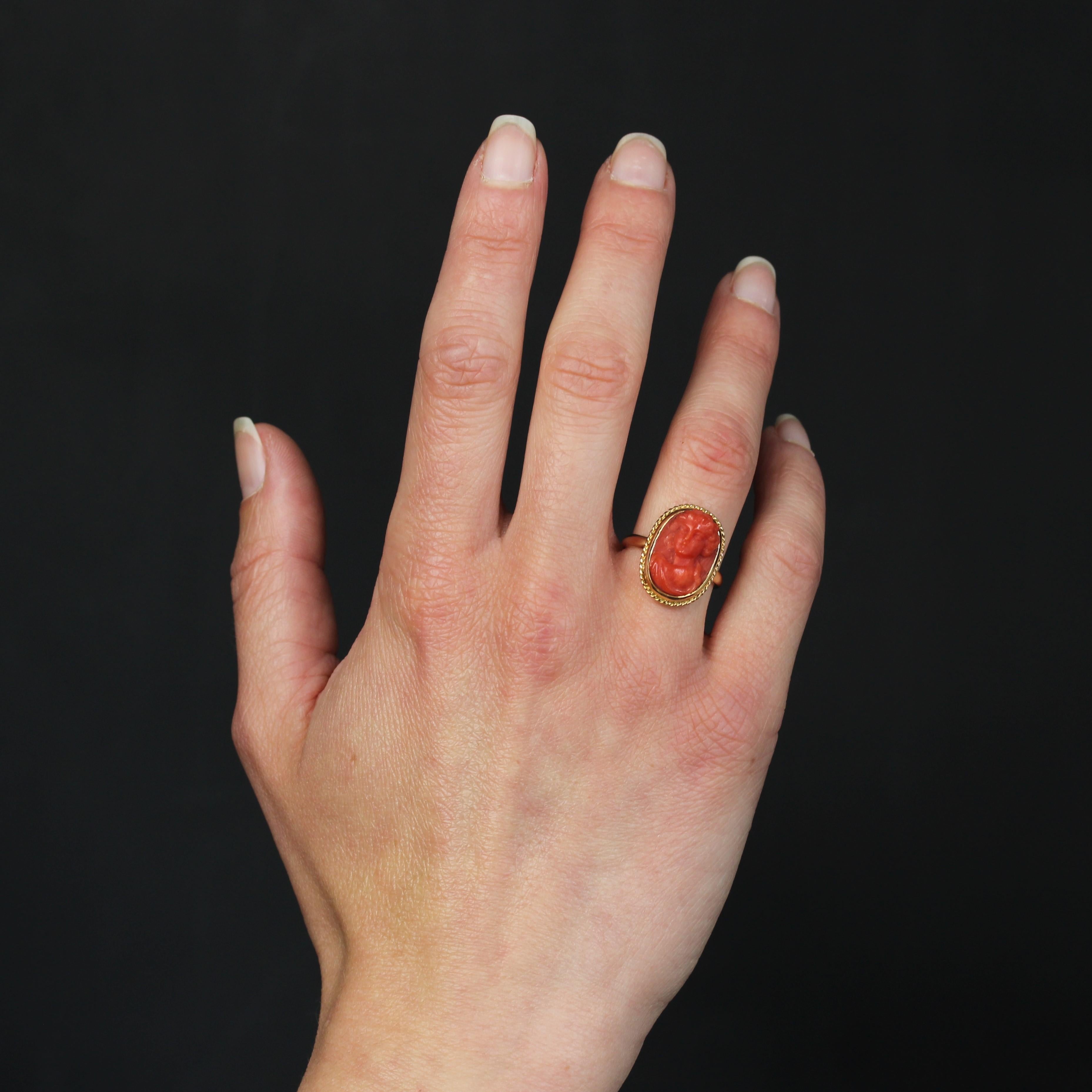 Taille cabochon Bague en or jaune 18 carats du 20e siècle avec camée et corail en vente