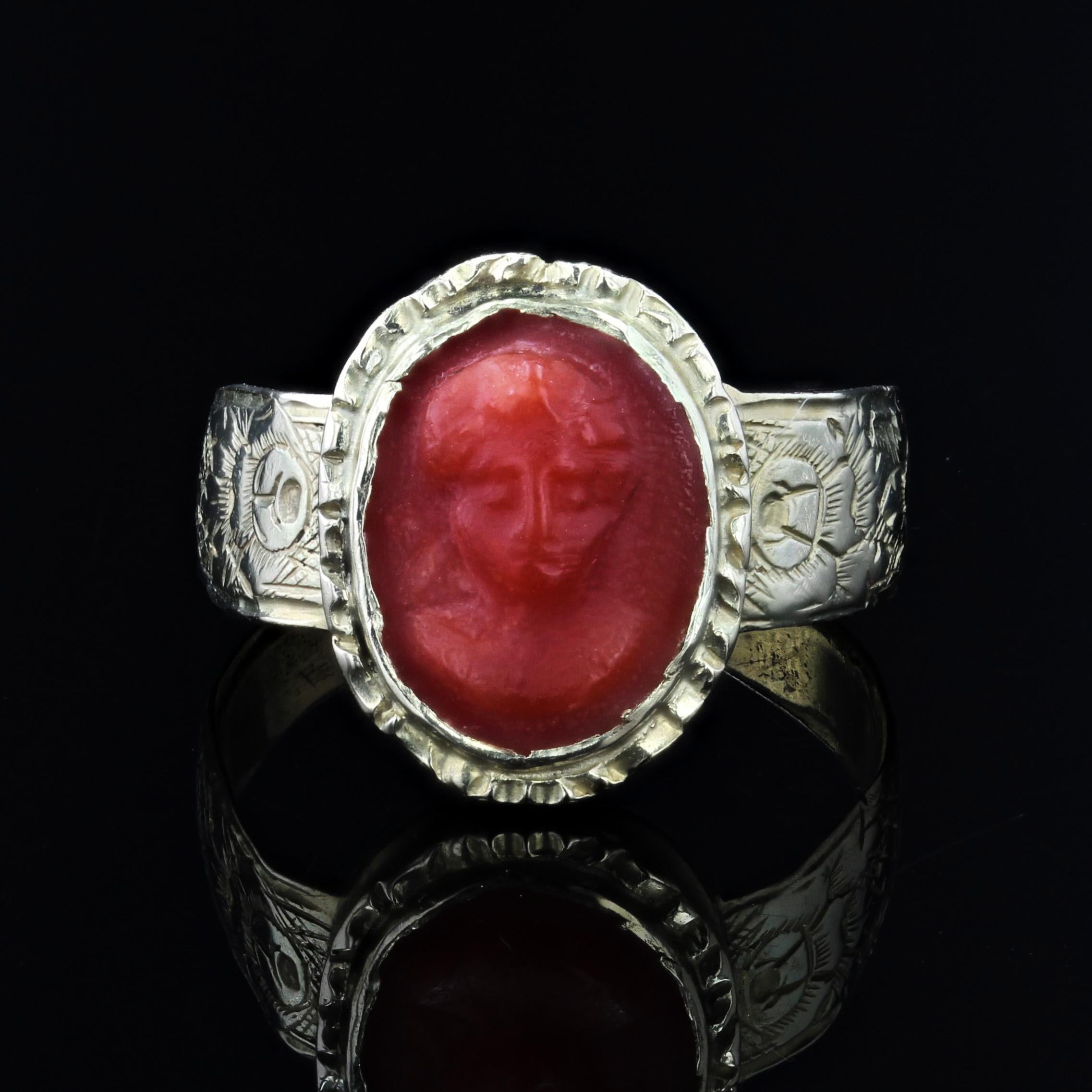 20th Century 18 Karat Yellow Gold Cameo Coral Ring In Good Condition For Sale In Poitiers, FR