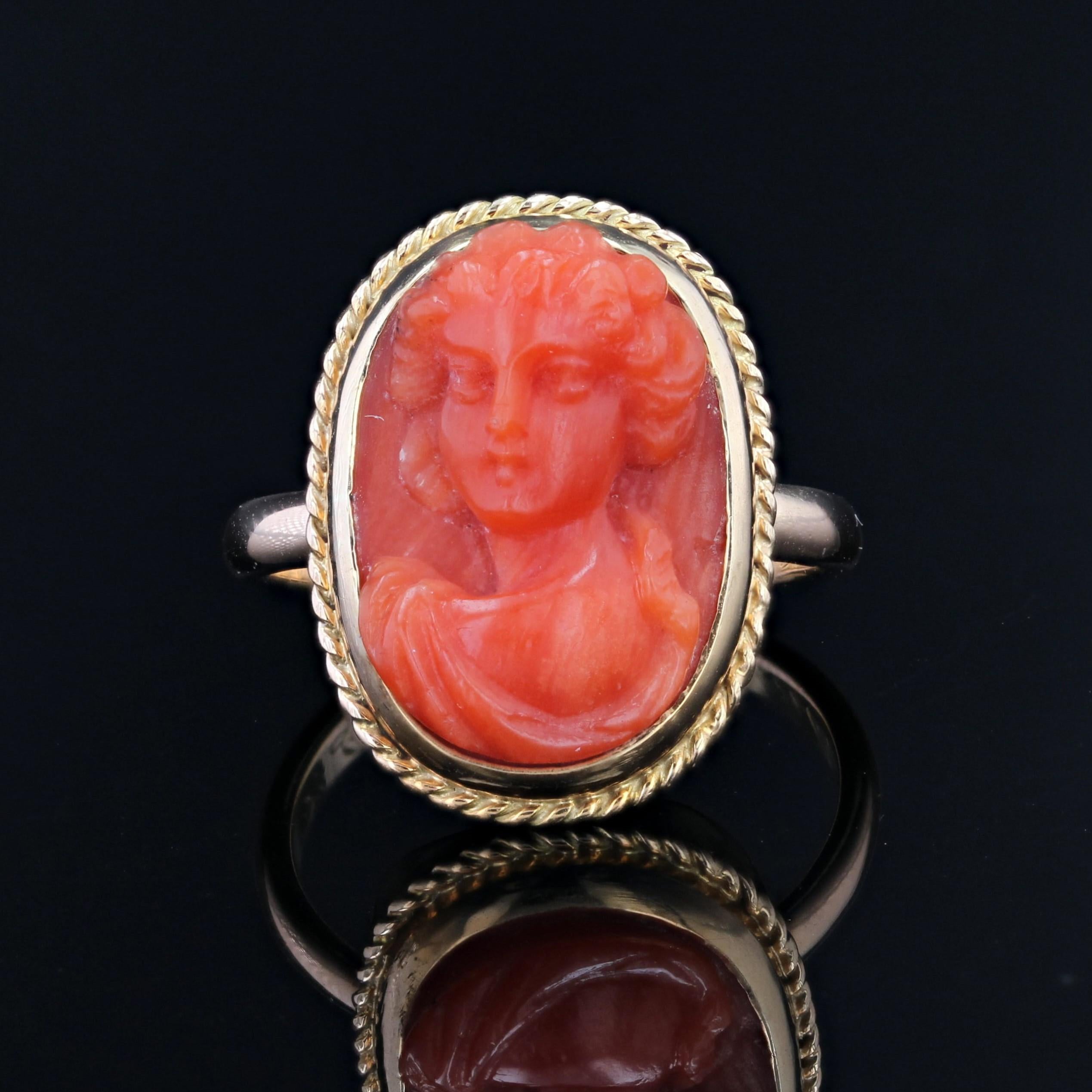 Bague en or jaune 18 carats du 20e siècle avec camée et corail Bon état - En vente à Poitiers, FR