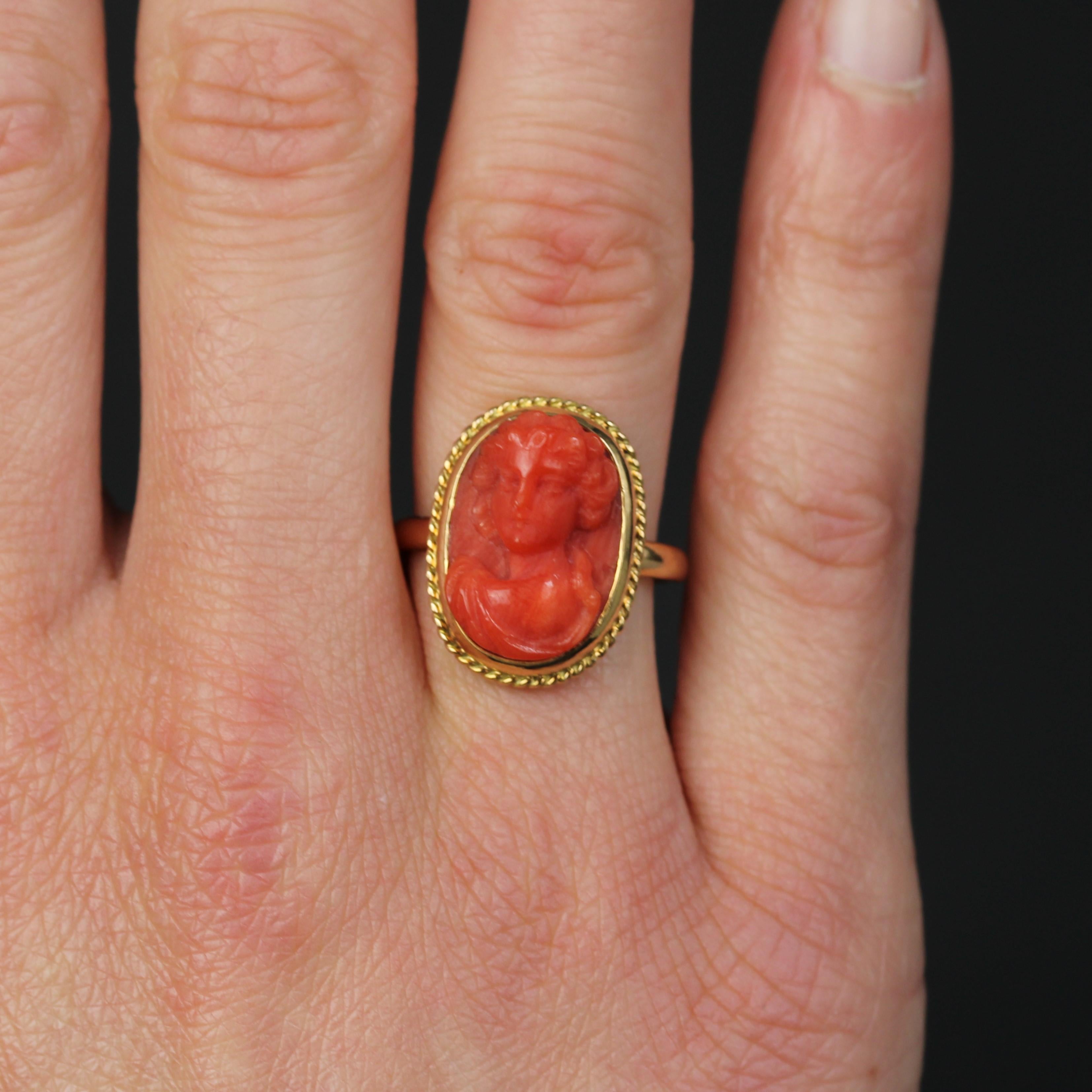Bague en or jaune 18 carats du 20e siècle avec camée et corail Pour femmes en vente