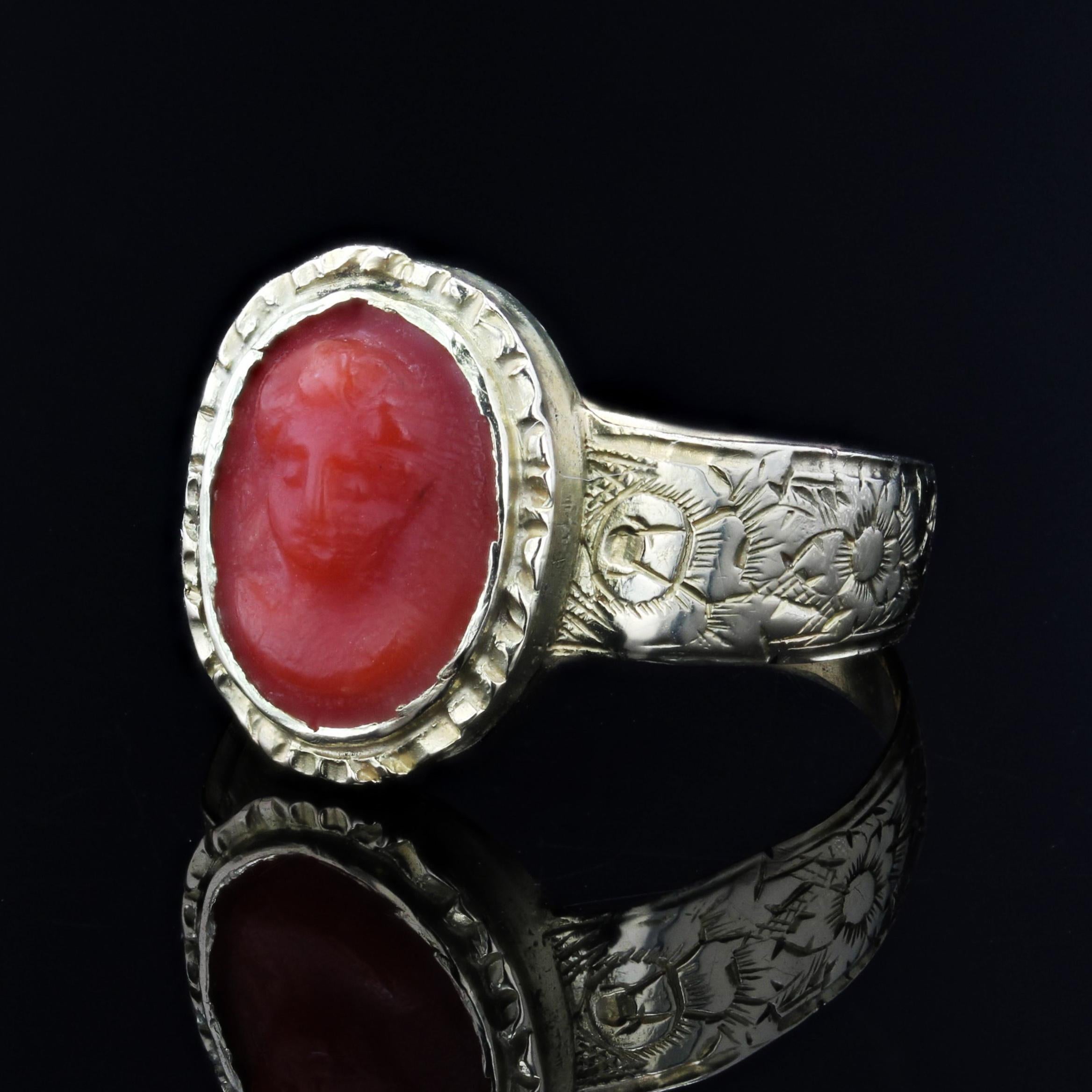 20th Century 18 Karat Yellow Gold Cameo Coral Ring For Sale 1
