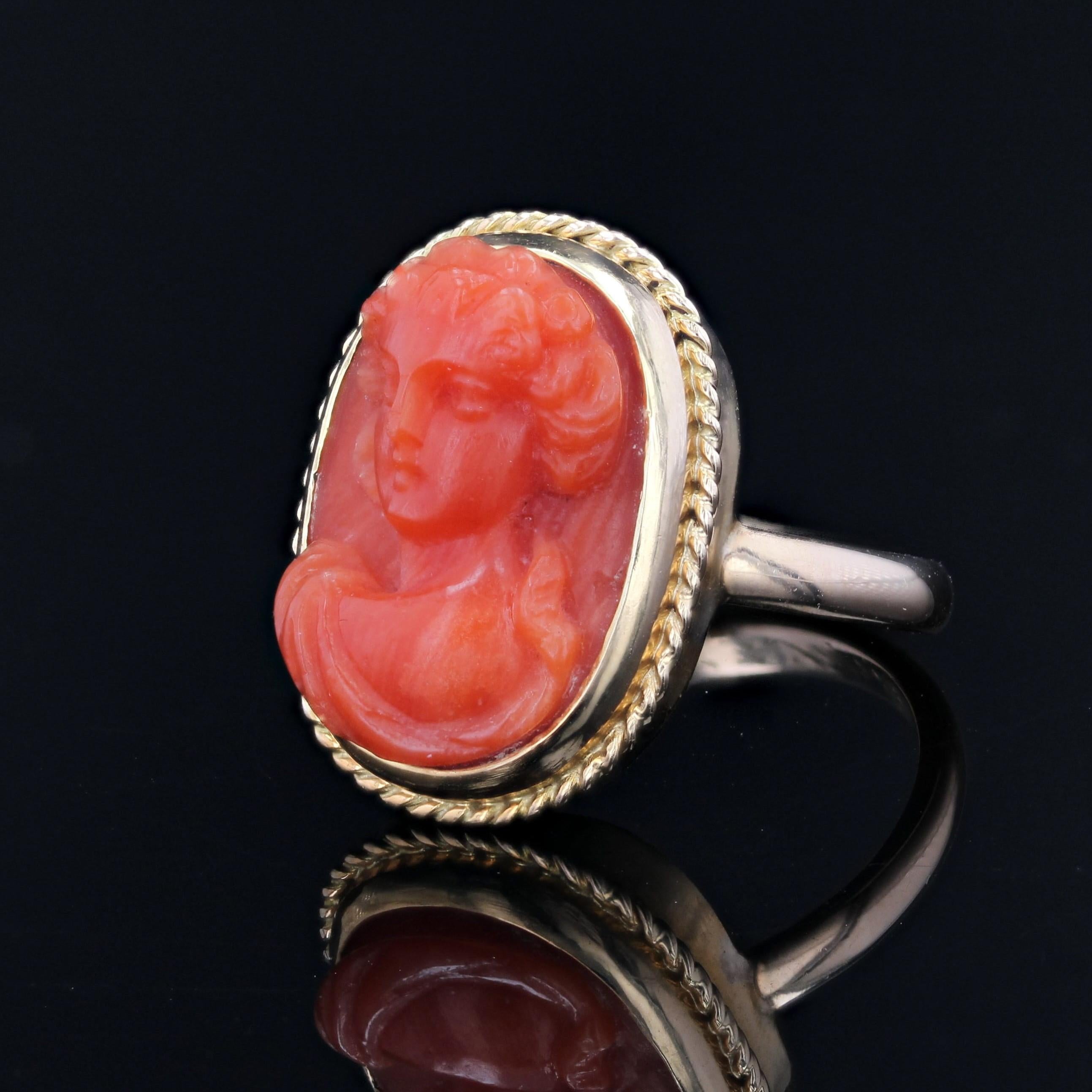 Bague en or jaune 18 carats du 20e siècle avec camée et corail en vente 1