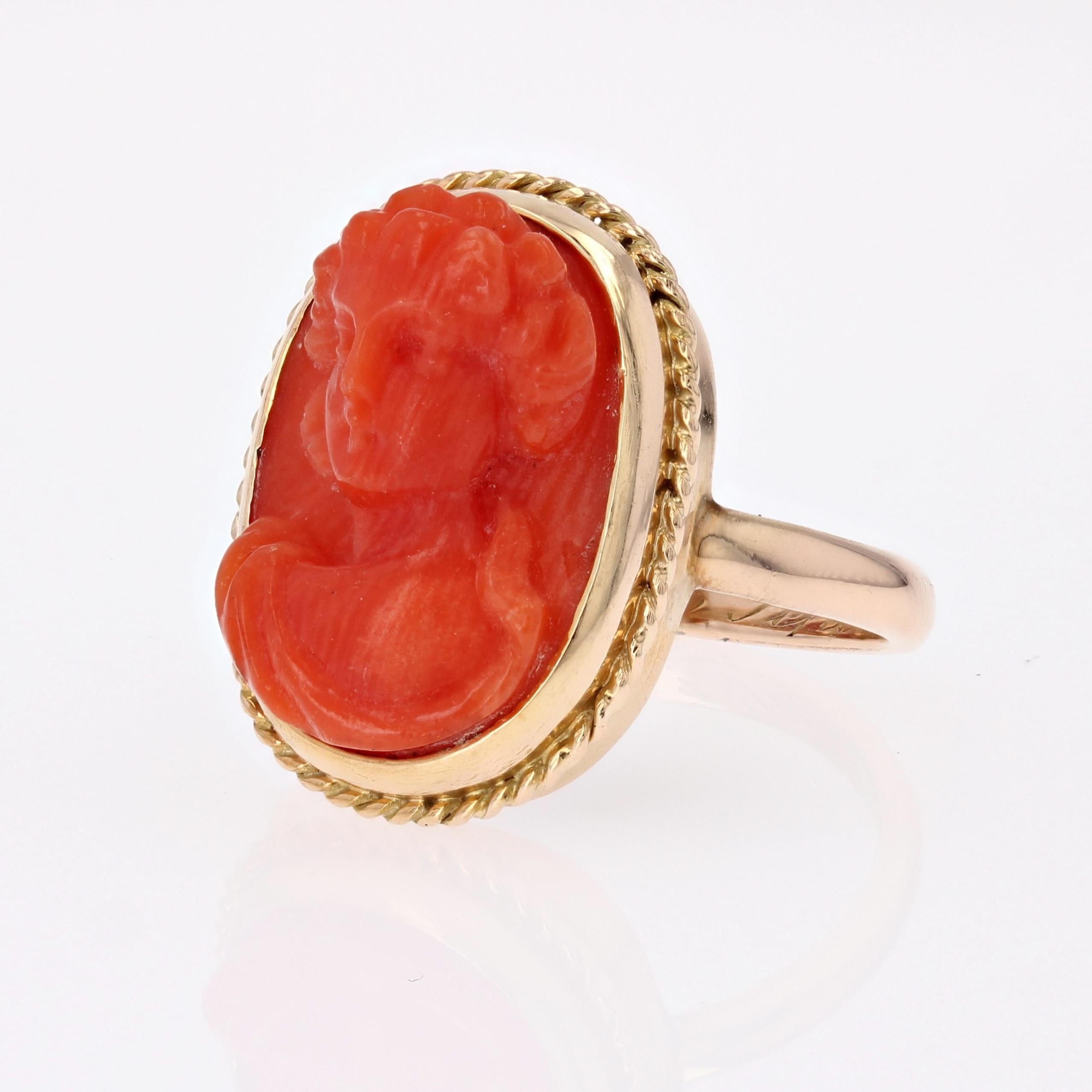 Bague en or jaune 18 carats du 20e siècle avec camée et corail en vente 2