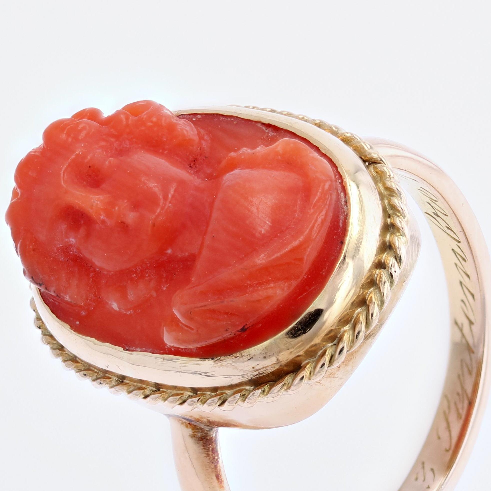 Bague en or jaune 18 carats du 20e siècle avec camée et corail en vente 3