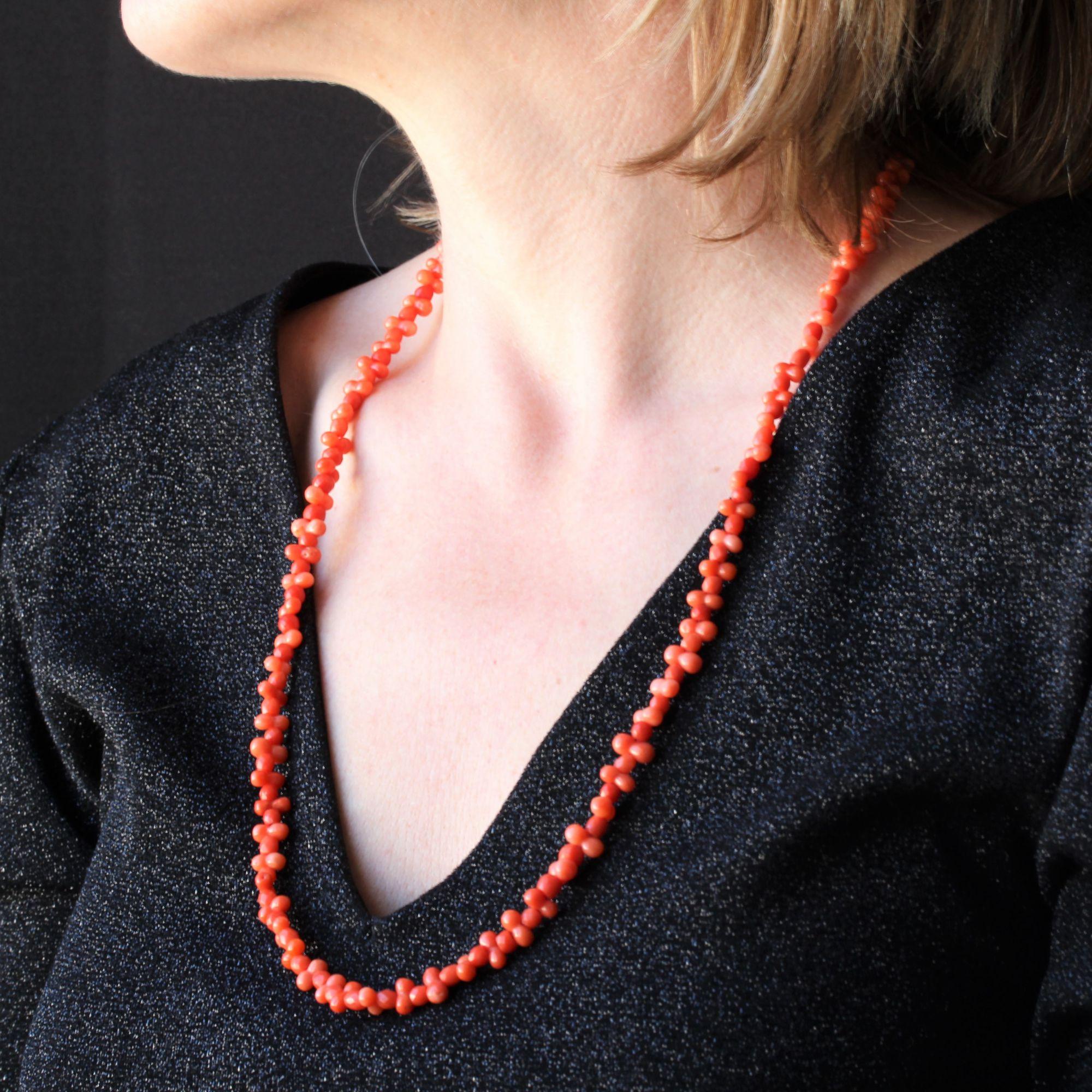 20th Century 18 Karat Yellow Gold Coral Necklace In Good Condition For Sale In Poitiers, FR