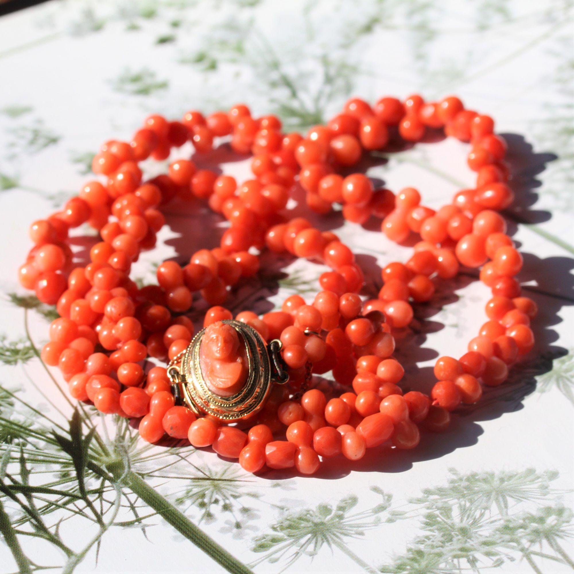 20th Century 18 Karat Yellow Gold Coral Necklace For Sale 1