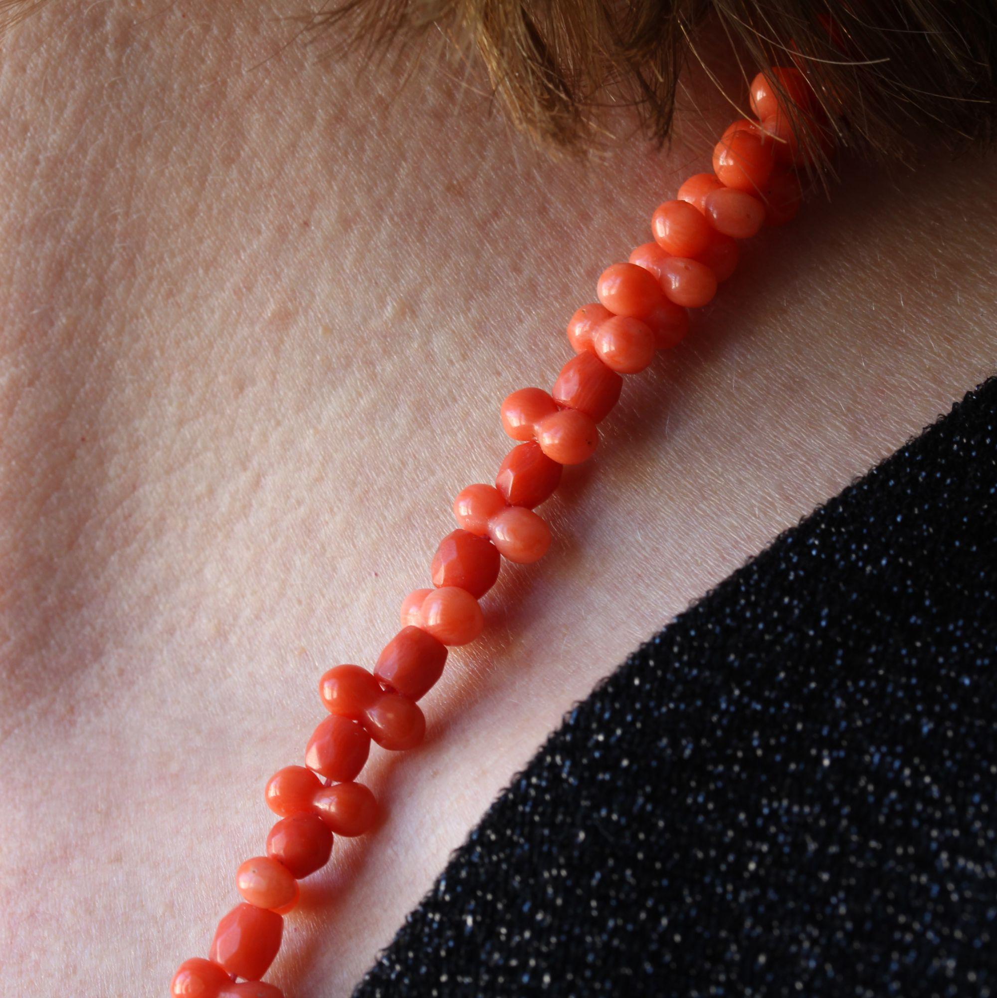 20th Century 18 Karat Yellow Gold Coral Necklace For Sale 2
