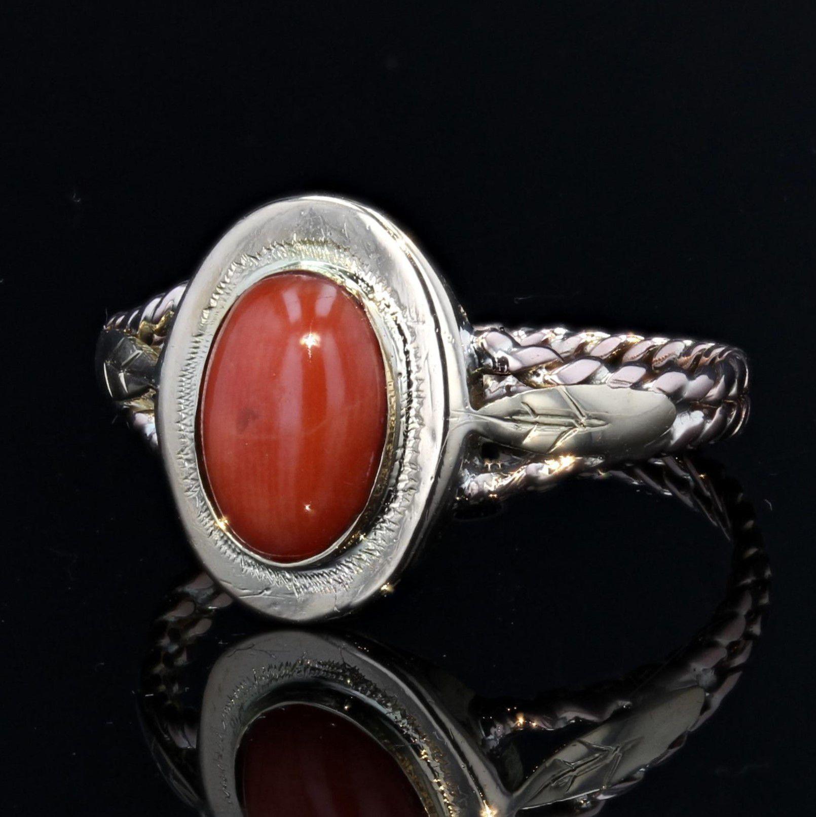 20th Century 18 Karat Yellow Gold Coral Ring For Sale 2