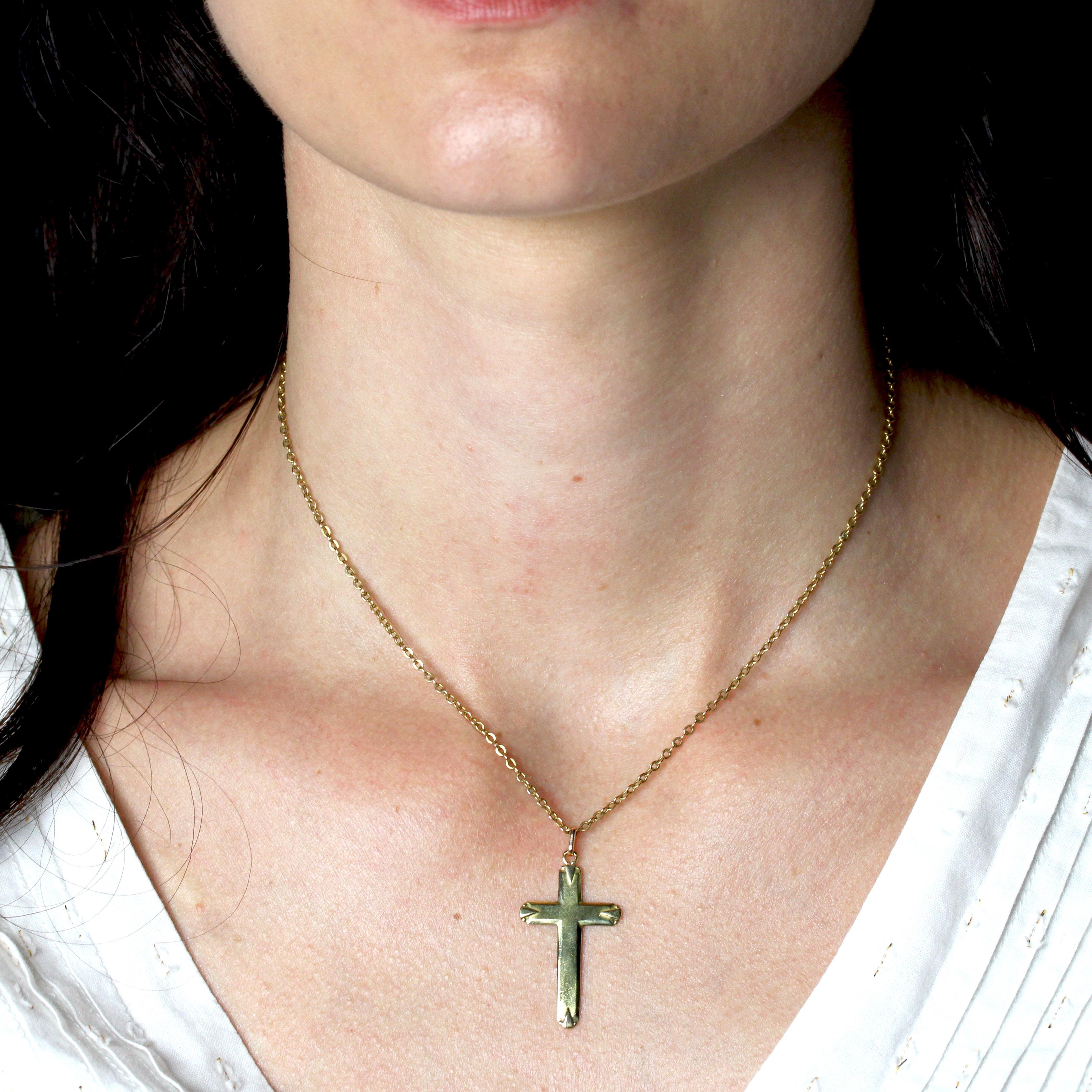 Croix en or jaune 18 carats.
Cette croix en or jaune est ornée à chaque extrémité de deux perles en or et de motifs triangulaires.
Pendentif vendu seul sans sa chaîne de présentation.
Hauteur : 3,6 cm environ, largeur : 1,8 cm environ, épaisseur :