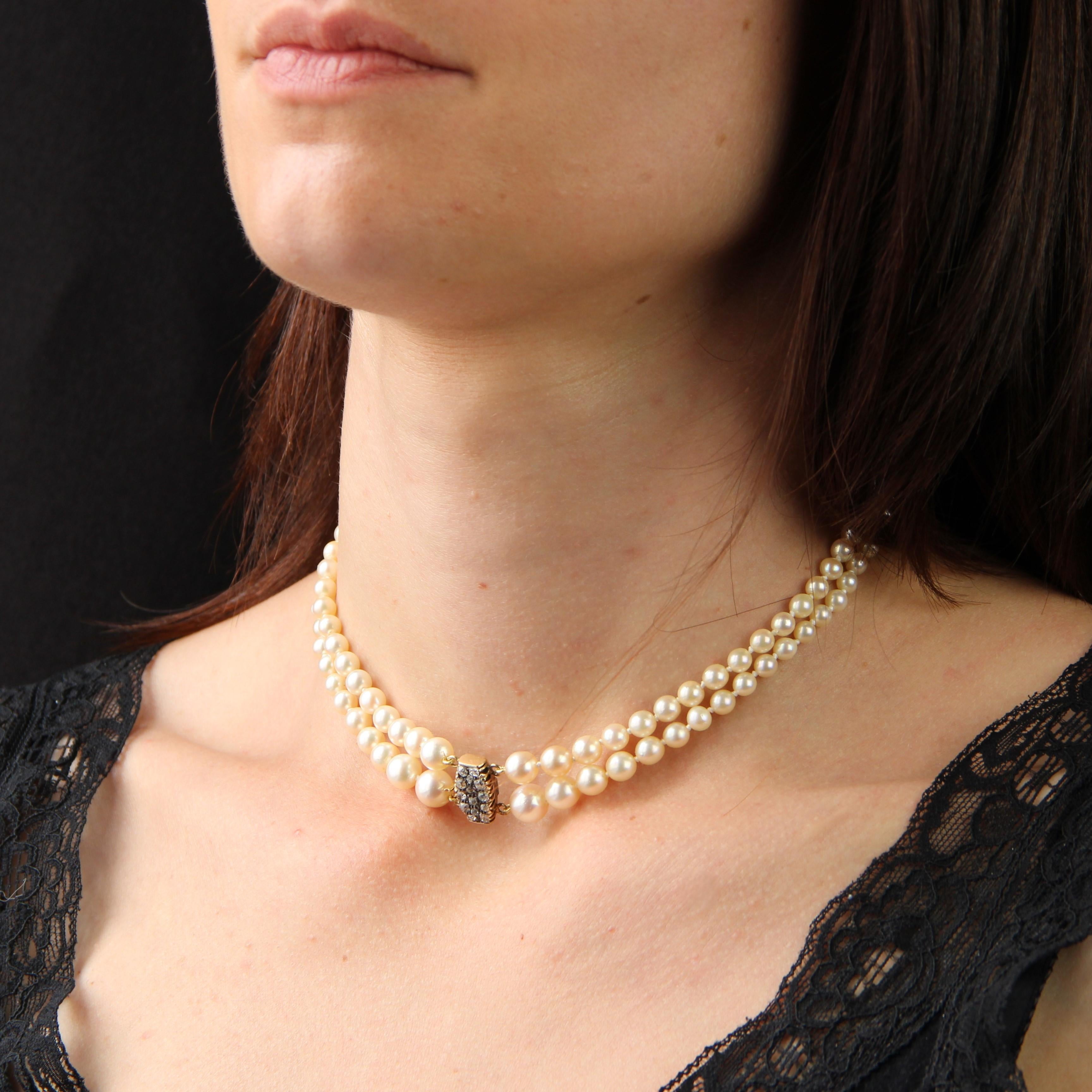 20e siècle Collier à double rangée de perles de culture en or jaune 18 carats et diamants en vente 4