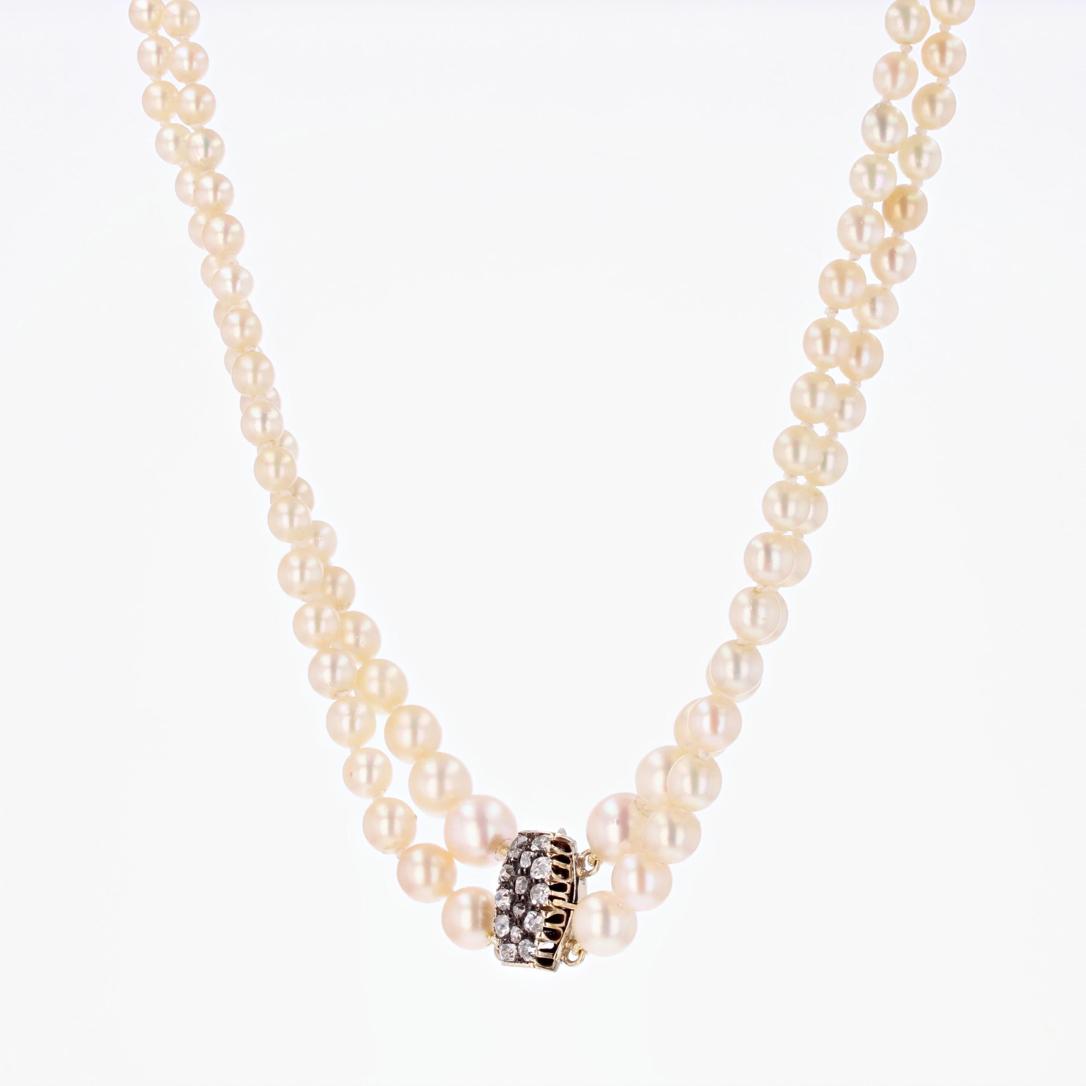 20e siècle Collier à double rangée de perles de culture en or jaune 18 carats et diamants Pour femmes en vente