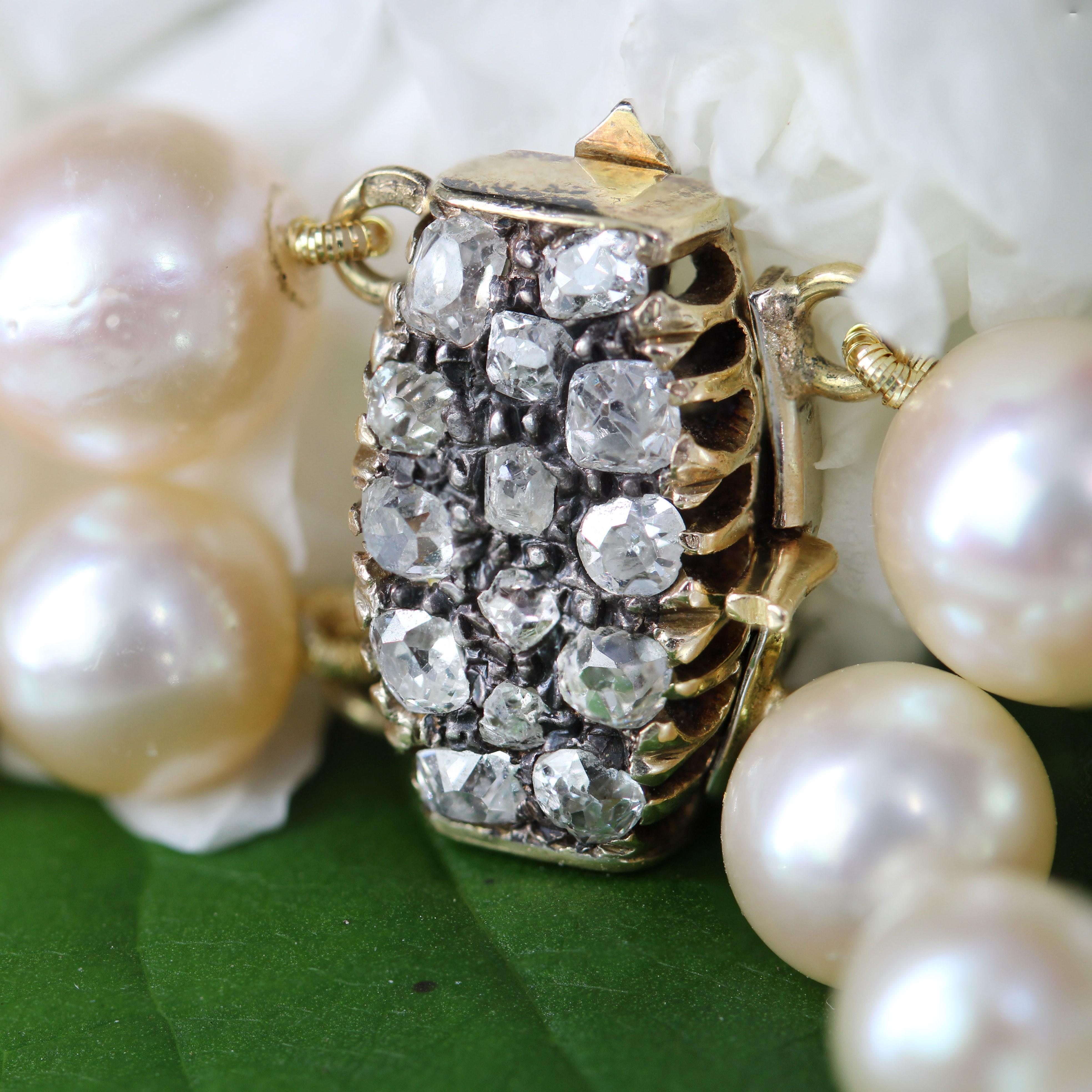 20e siècle Collier à double rangée de perles de culture en or jaune 18 carats et diamants en vente 1