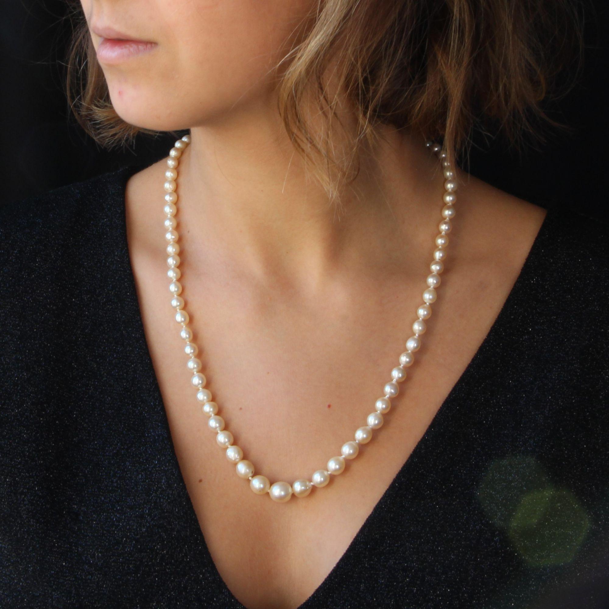 Necklace of cultured pearls in fall baroque in the bright pearly white orient.
The clasp is in 18 karat yellow gold, shuttle-shaped and set with 6 rose-cut diamonds and a half cultured pearl. It also has a safety chain.
Authentic antique jewel -