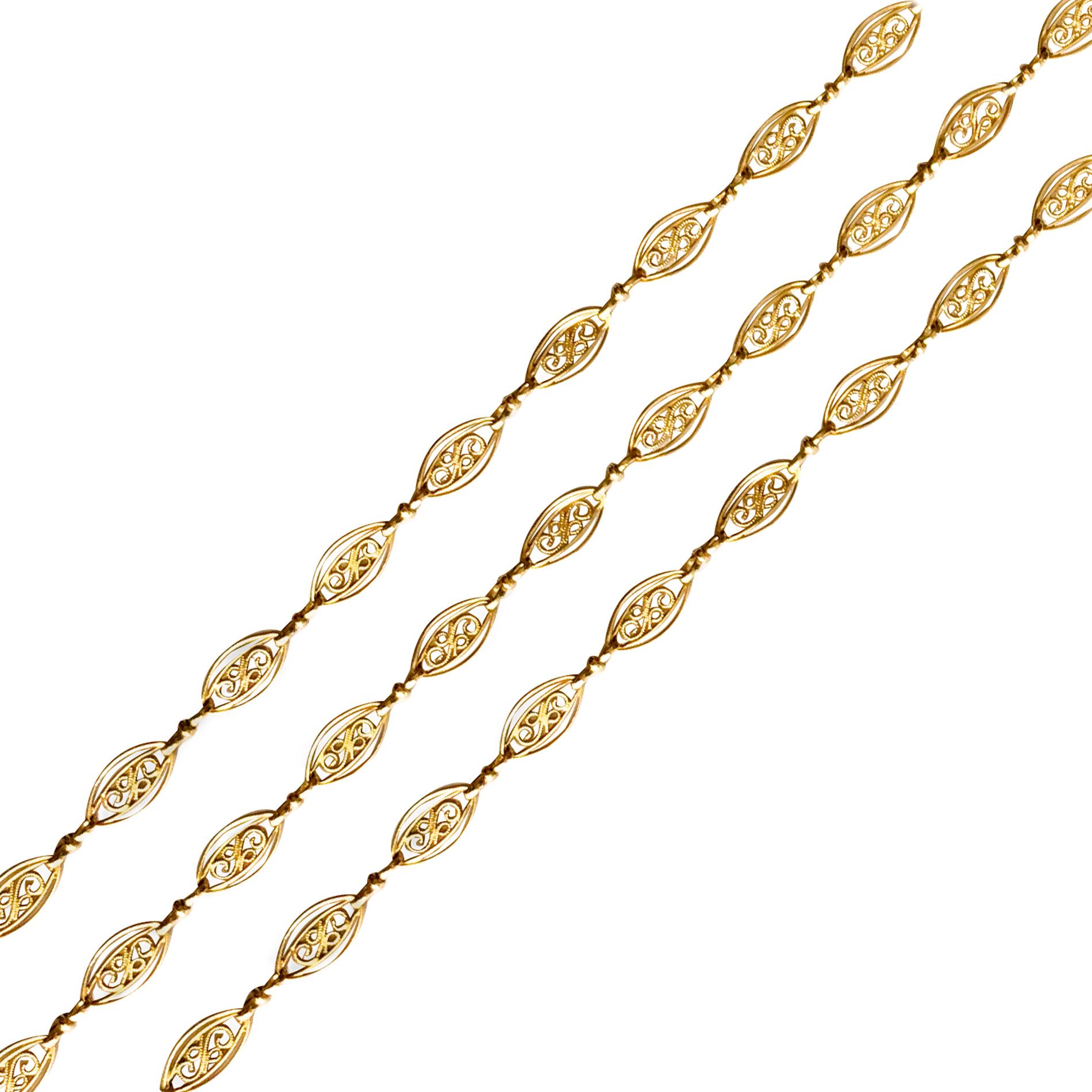 Long necklace in 18 karat yellow gold, eagle's head and rhinoceros head hallmarks.
This antique long necklace is made of filigree openwork shuttle-shaped links, held together by small knots. The hanging system is a spring ring.
Length: 102 cm,