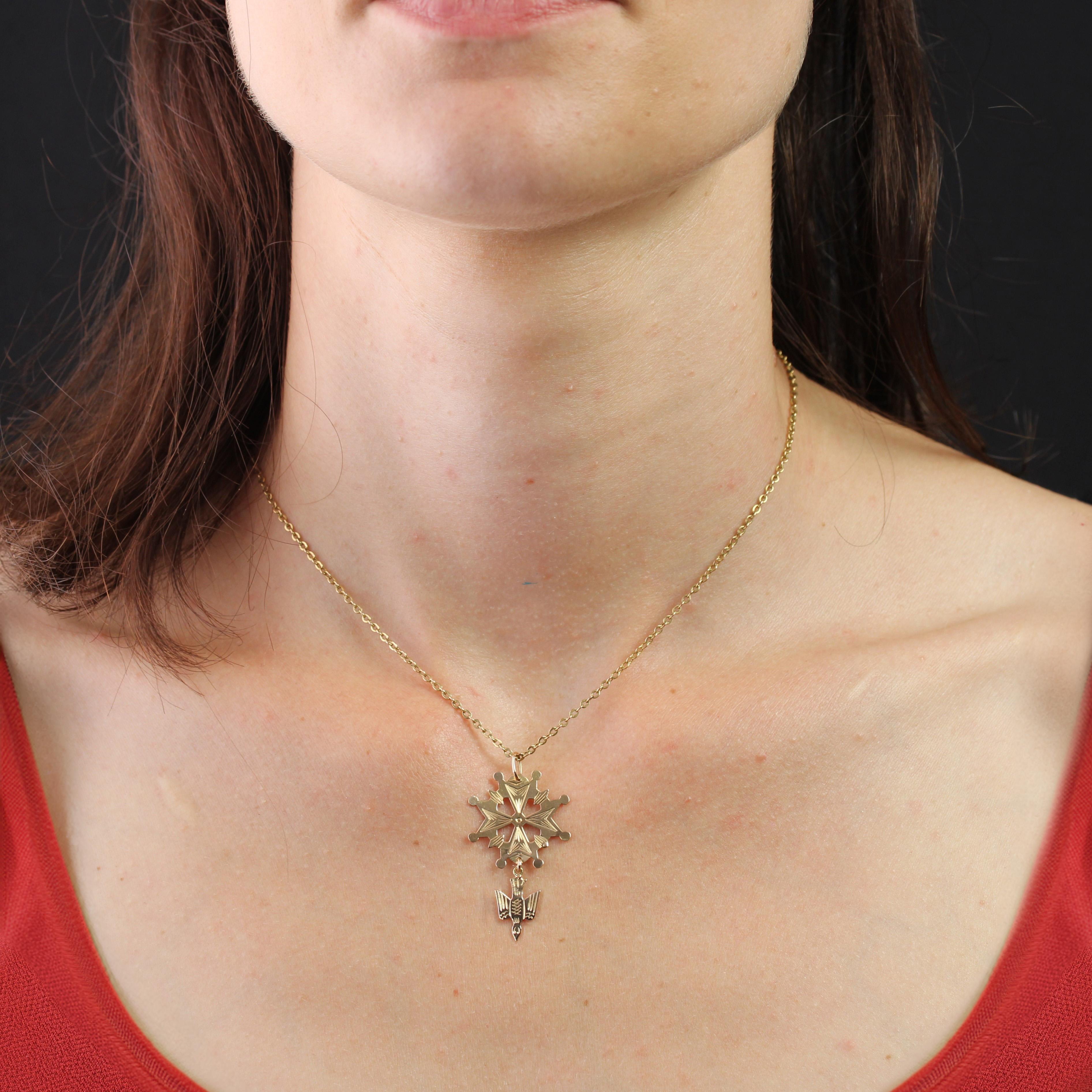 Pendentif en or jaune 18 carats.
Ce pendentif présente une croix huguenote plate en or jaune ciselé.
Pendentif vendu seul sans sa chaîne de présentation.
Hauteur : 4,2 cm environ, largeur : 2,2 cm environ, épaisseur : 0,3 mm environ.
Poids total du