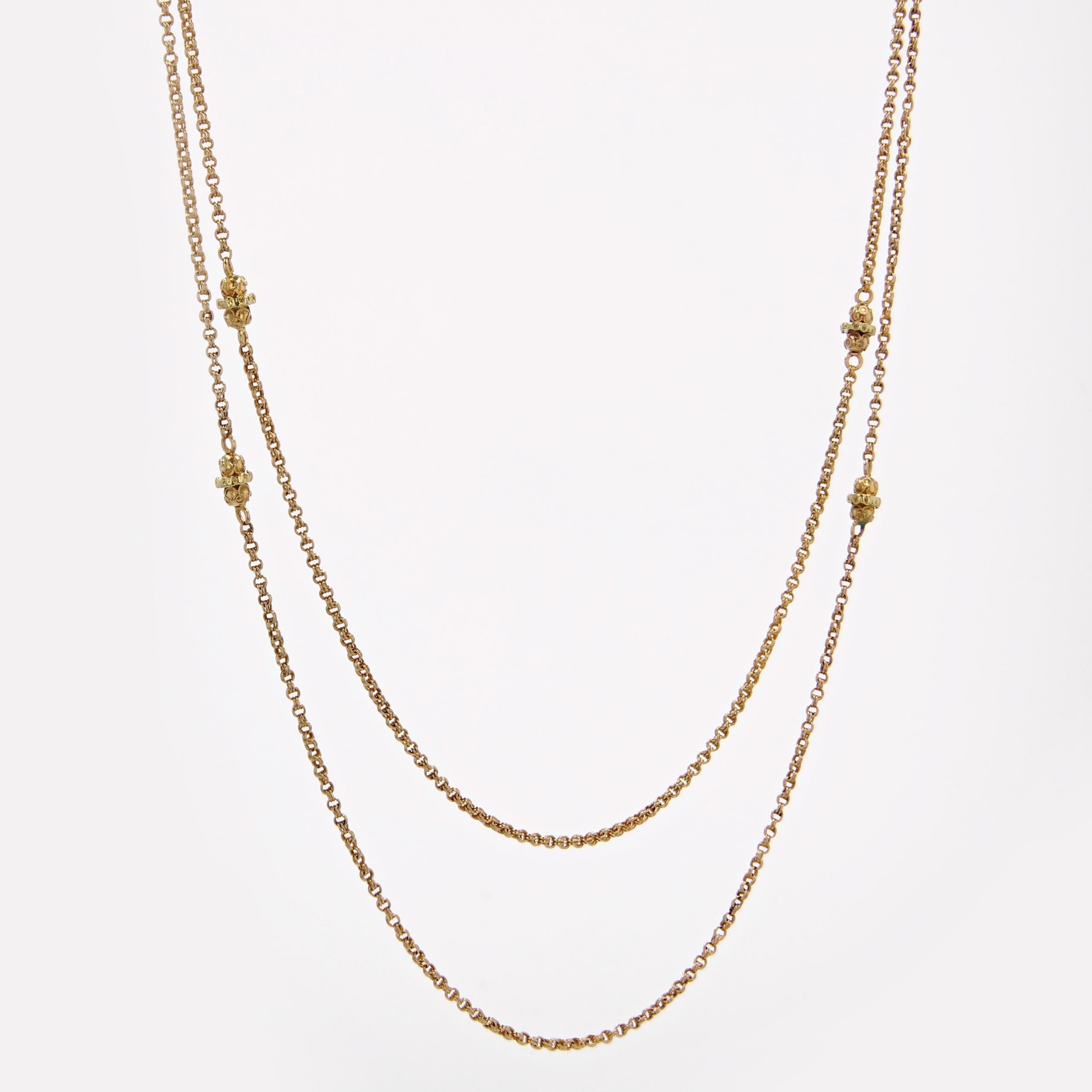 Necklace in 18 karat yellow gold.
A magnificent, fine chain in yellow gold, it features a double jaseron mesh intersected by small chased cylindrical motifs adorned with small gold cords.
This antique long necklace has no spring ring and can be worn