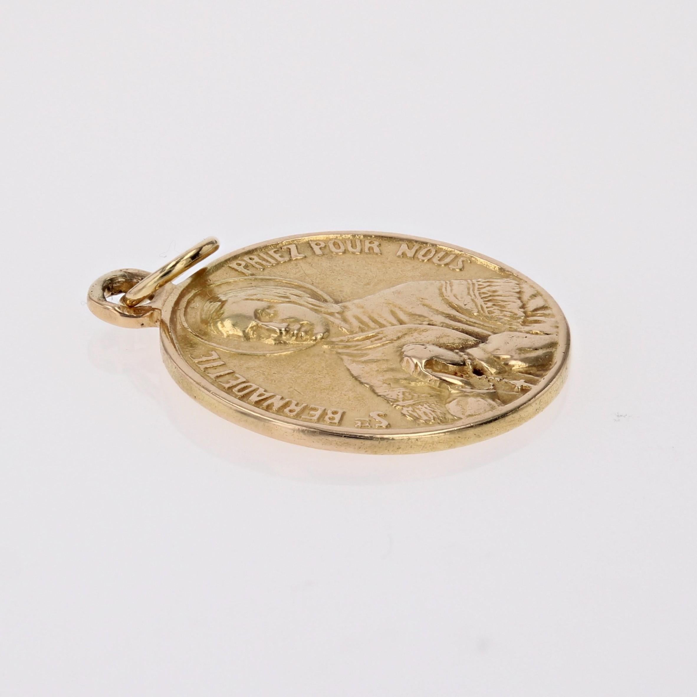 Belle Époque 20th Century 18 Karat Yellow Gold Saint Bernadette Medal Pendant For Sale