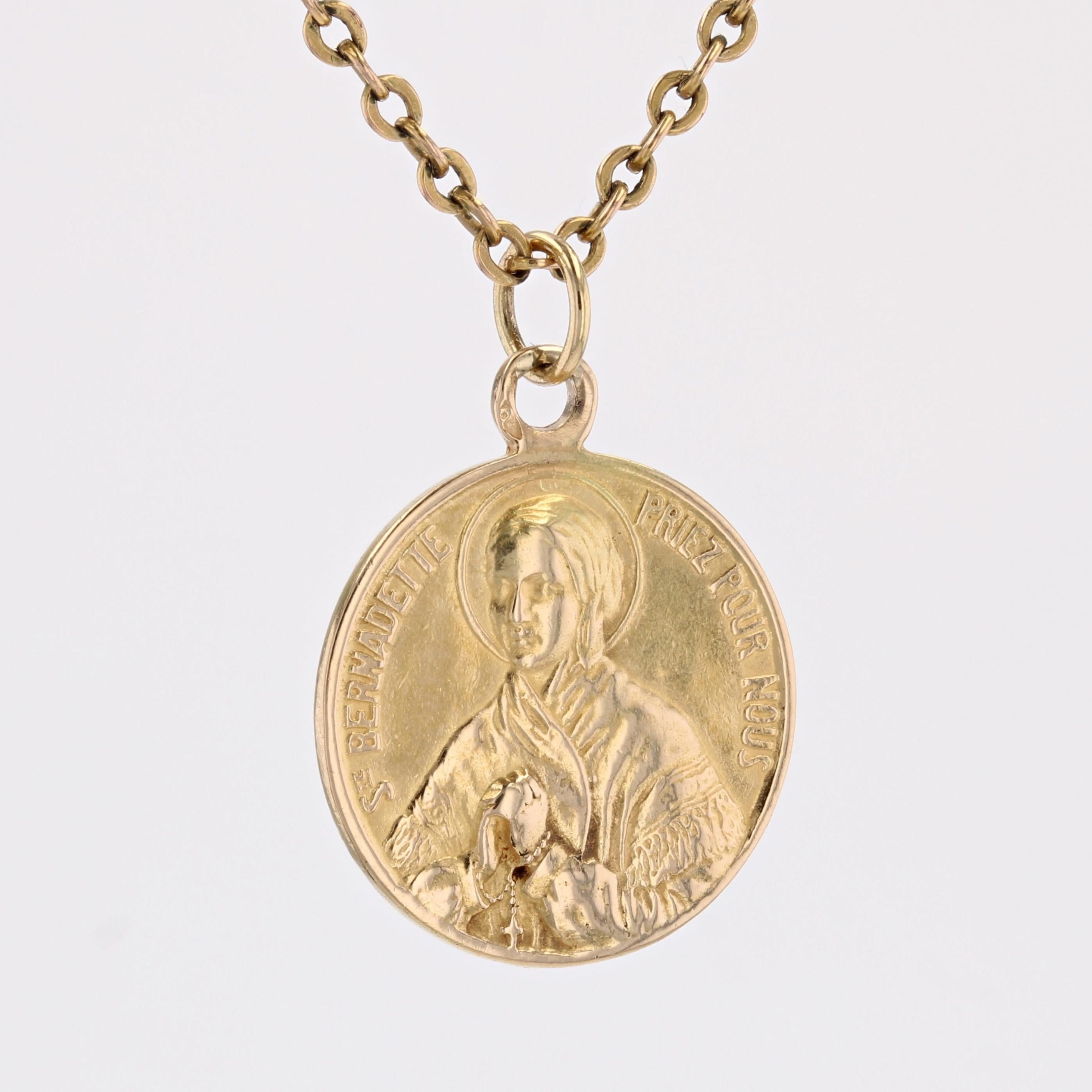 20th Century 18 Karat Yellow Gold Saint Bernadette Medal Pendant In Good Condition For Sale In Poitiers, FR