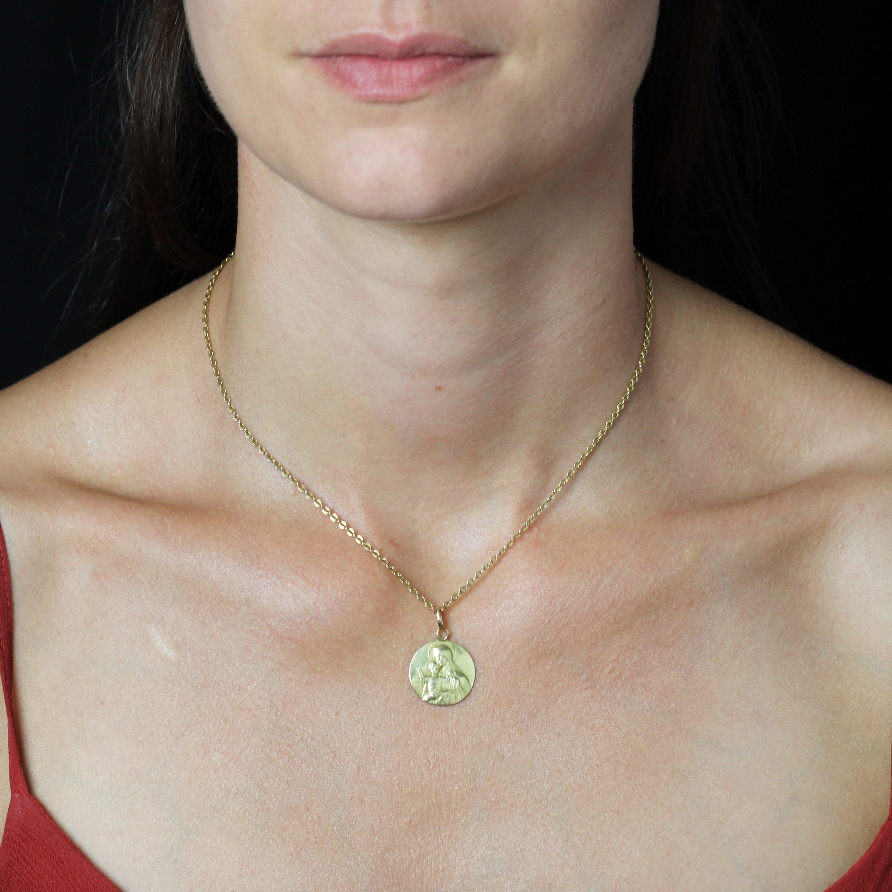 Médaille en or jaune 18 carats.
Cette médaille ronde représente la Vierge Marie avec le Scapulaire d'un côté et le Christ au Sacré-Cœur de l'autre.
Pendentif vendu seul, sans sa chaîne de présentation.
Hauteur : 2,6 cm environ, largeur au plus large