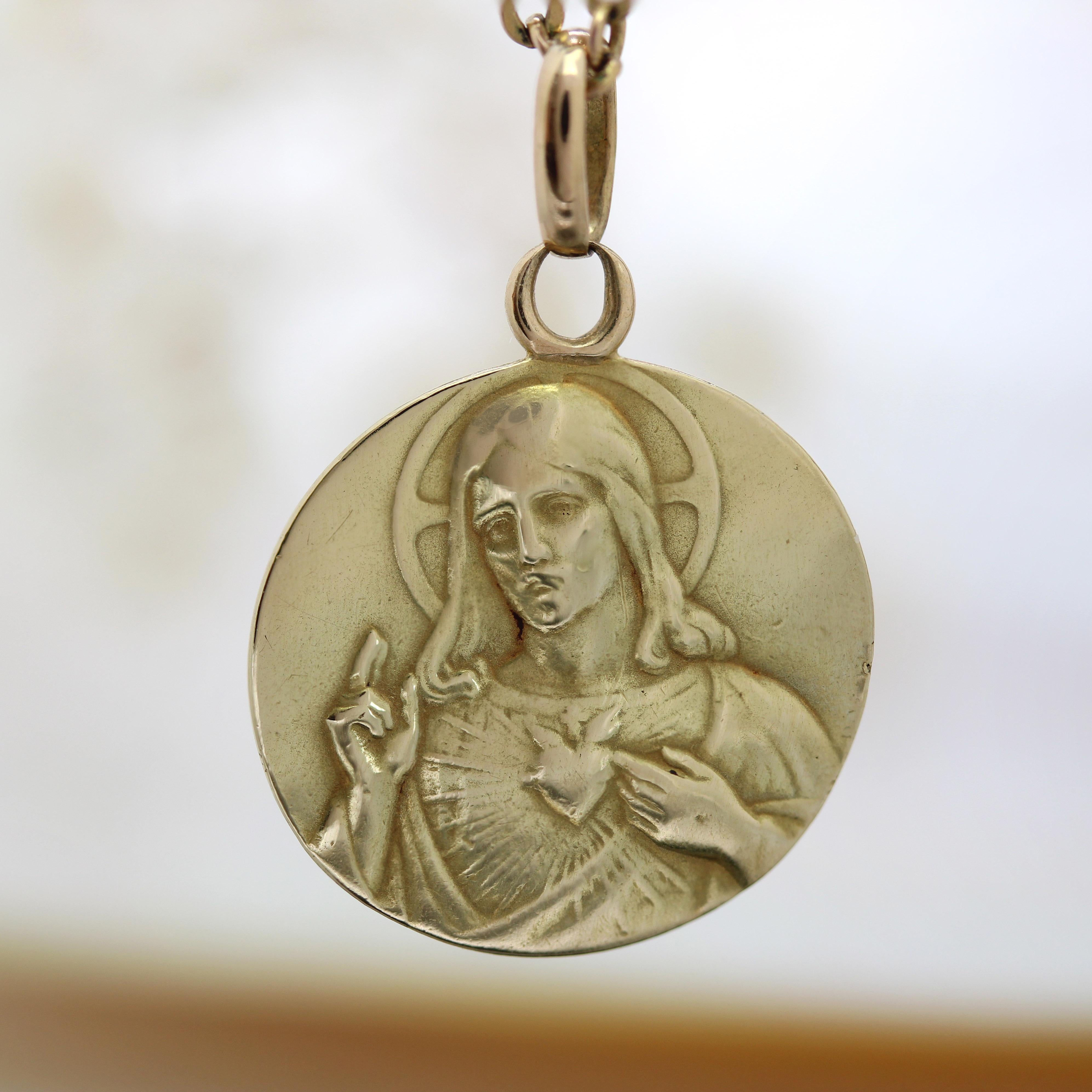Belle Époque Pendentif médaille scapulaire en or jaune 18 carats du 20e siècle en vente