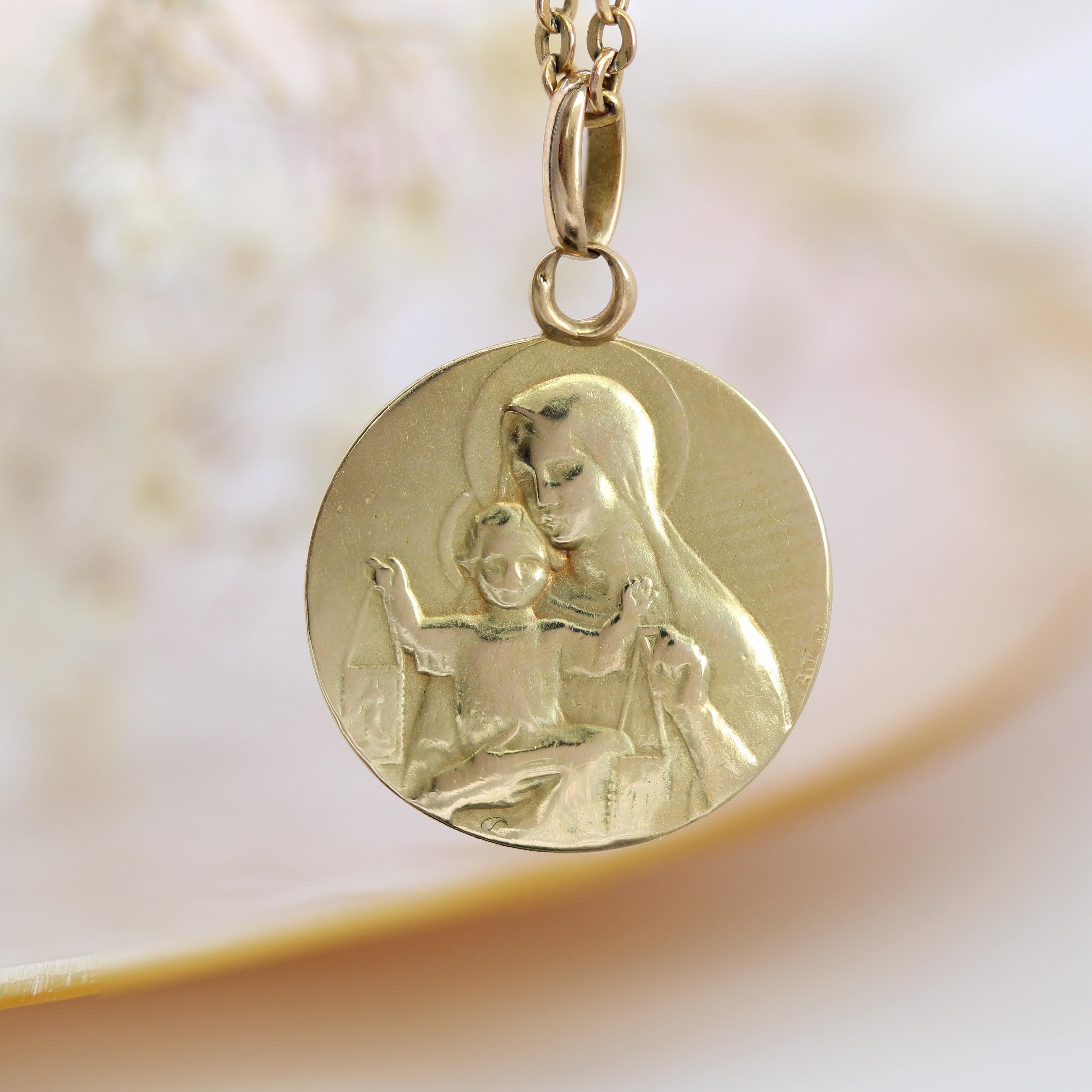 Pendentif médaille scapulaire en or jaune 18 carats du 20e siècle Bon état - En vente à Poitiers, FR