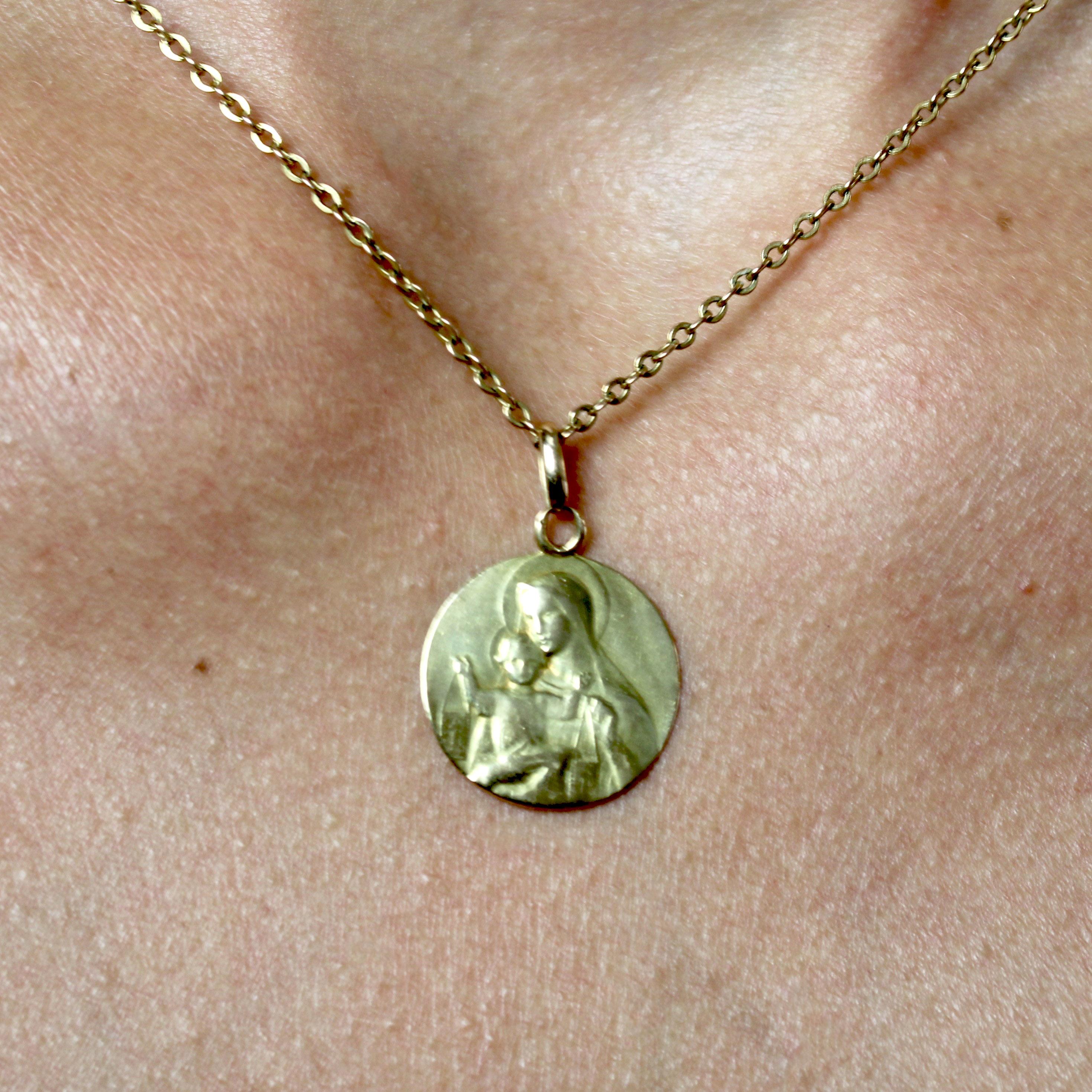 Pendentif médaille scapulaire en or jaune 18 carats du 20e siècle en vente 2