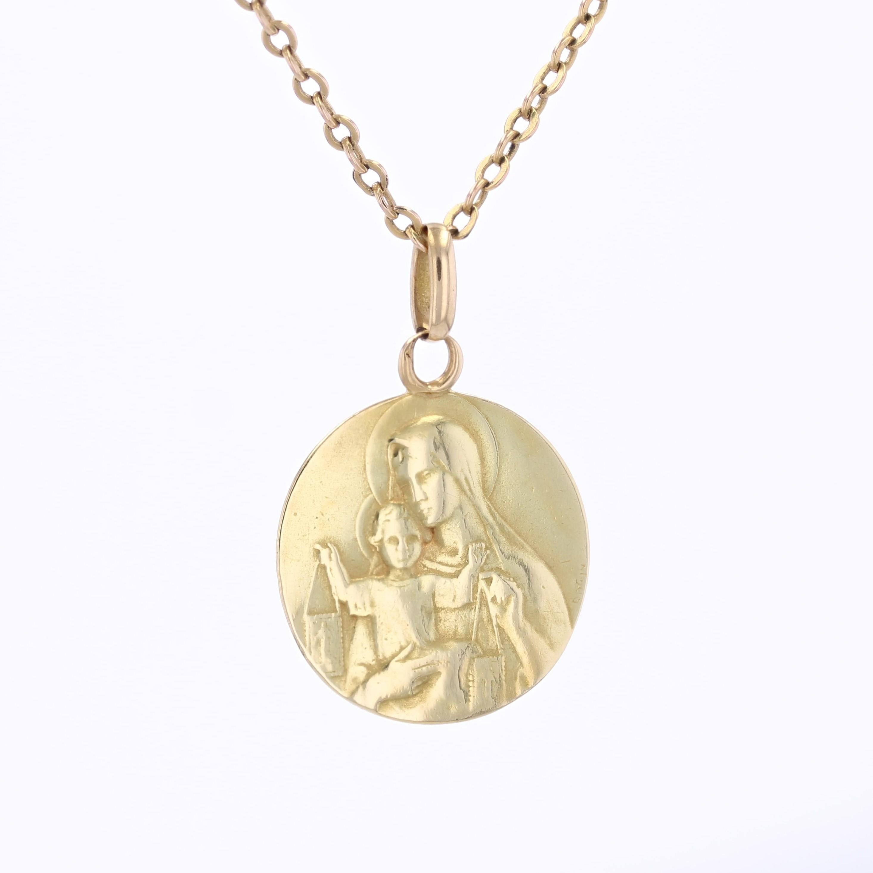 Pendentif médaille scapulaire en or jaune 18 carats du 20e siècle en vente 3