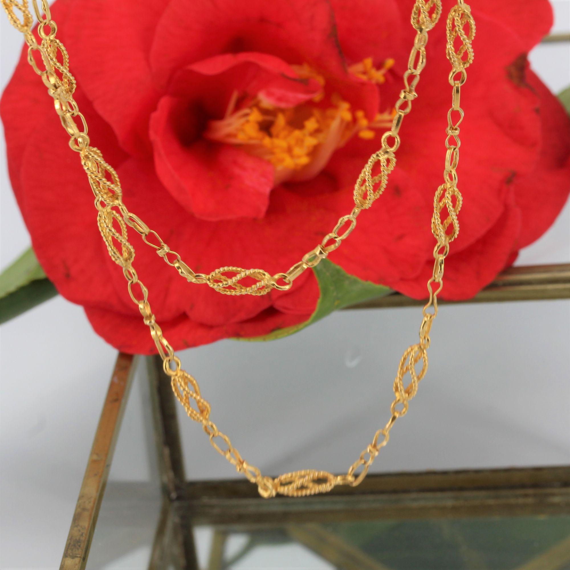 20. Jahrhundert 18 Karat Gelbgold verdrehte Links lange Halskette im Angebot 8