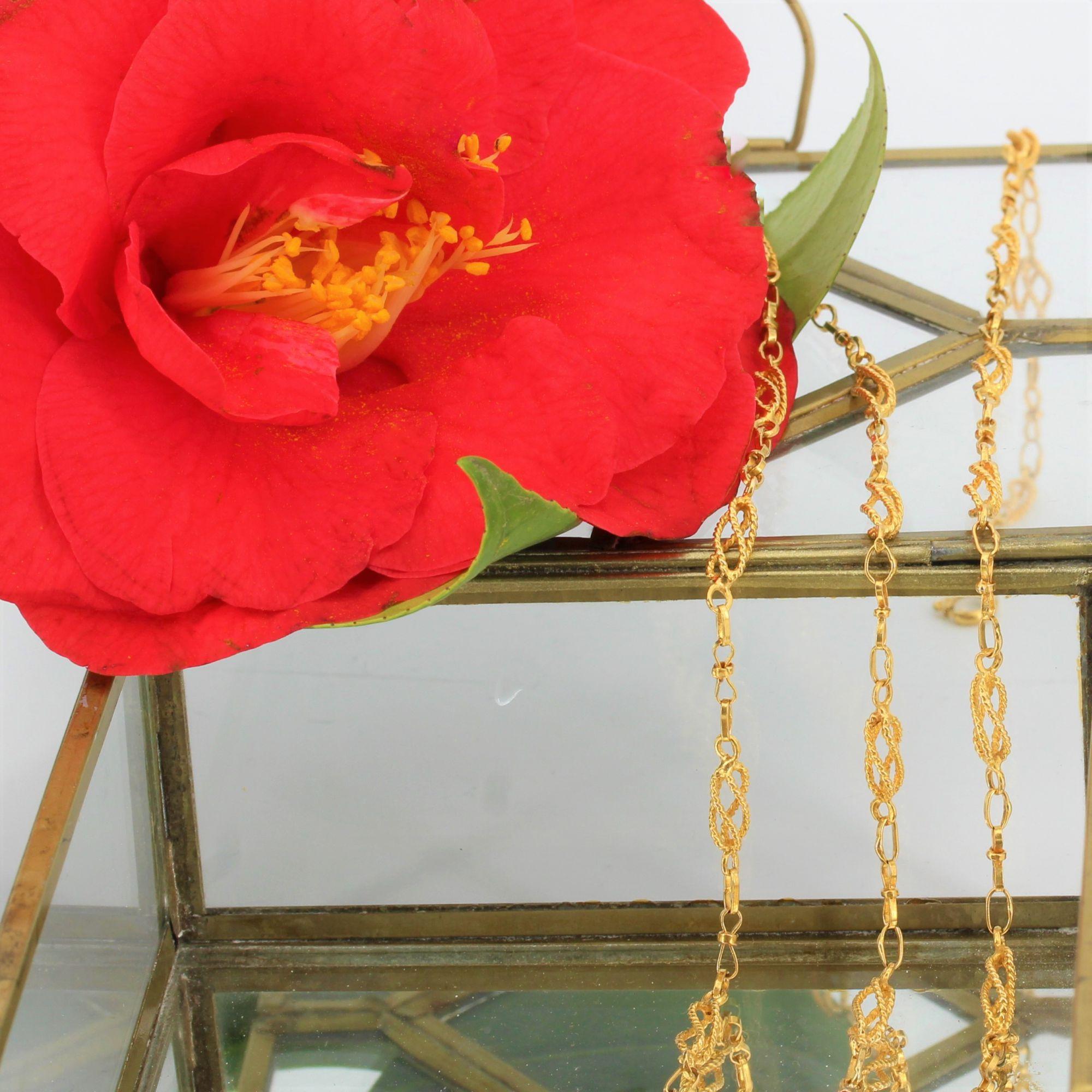 20. Jahrhundert 18 Karat Gelbgold verdrehte Links lange Halskette im Angebot 9