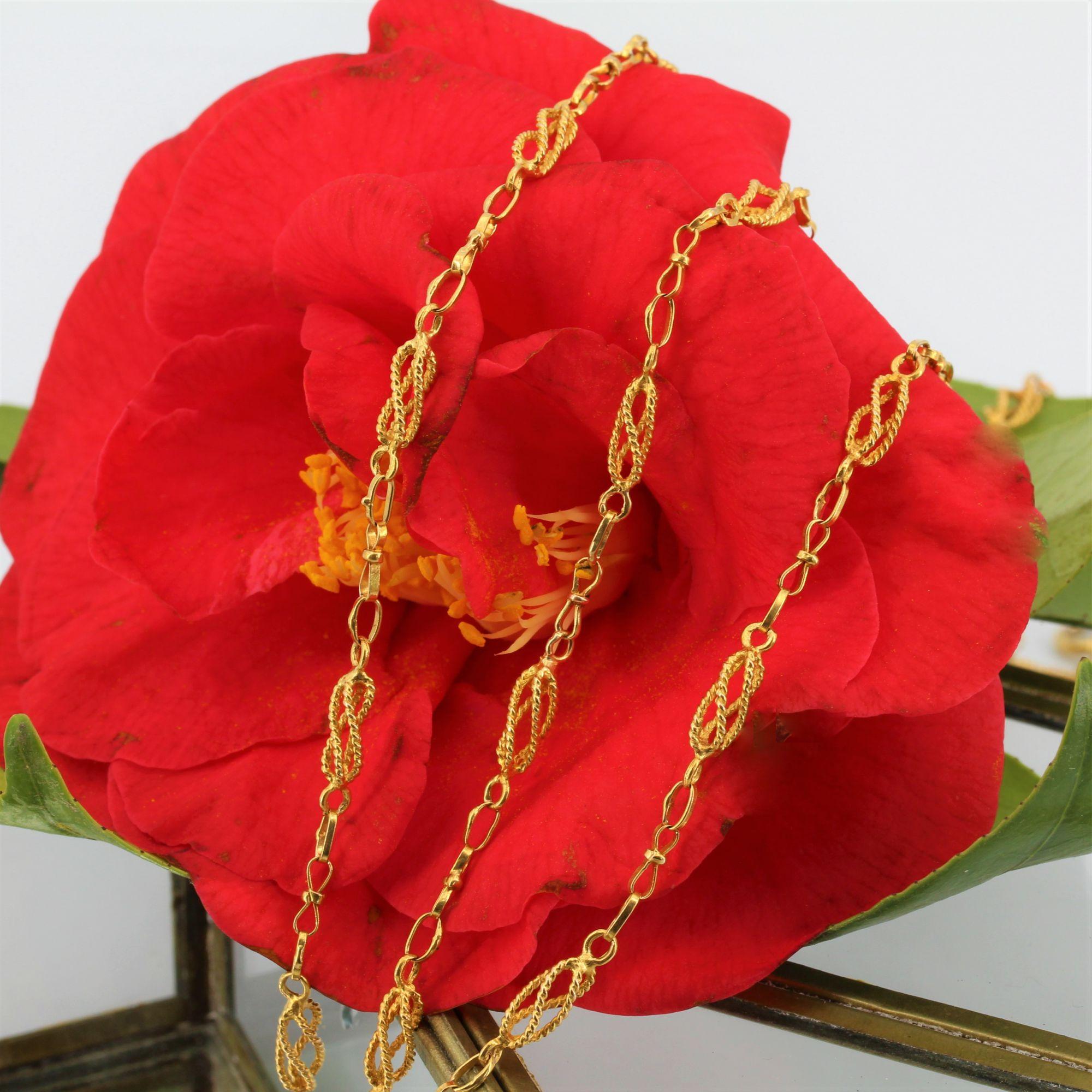 20. Jahrhundert 18 Karat Gelbgold verdrehte Links lange Halskette im Angebot 10