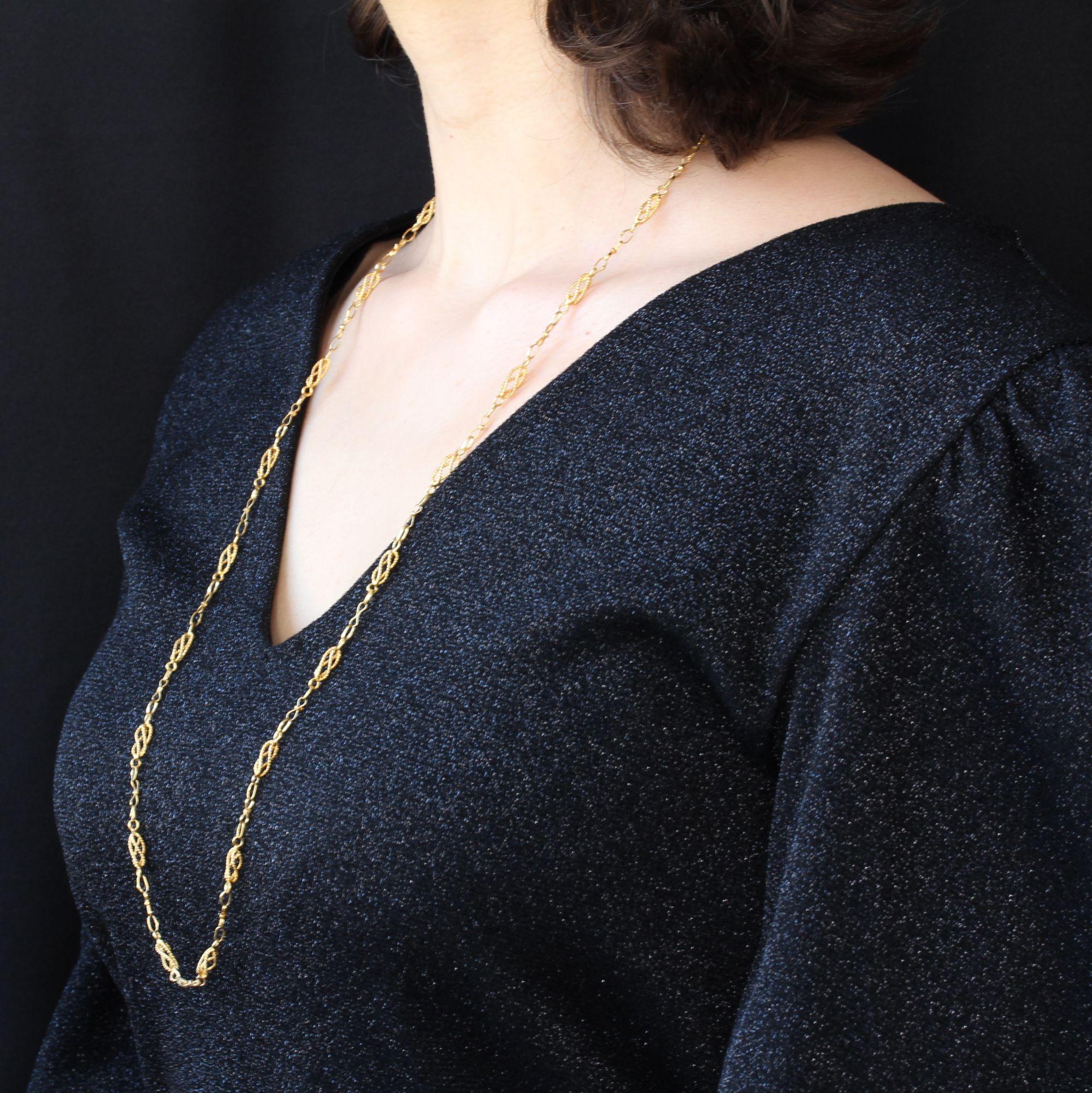 20. Jahrhundert 18 Karat Gelbgold verdrehte Links lange Halskette Damen im Angebot
