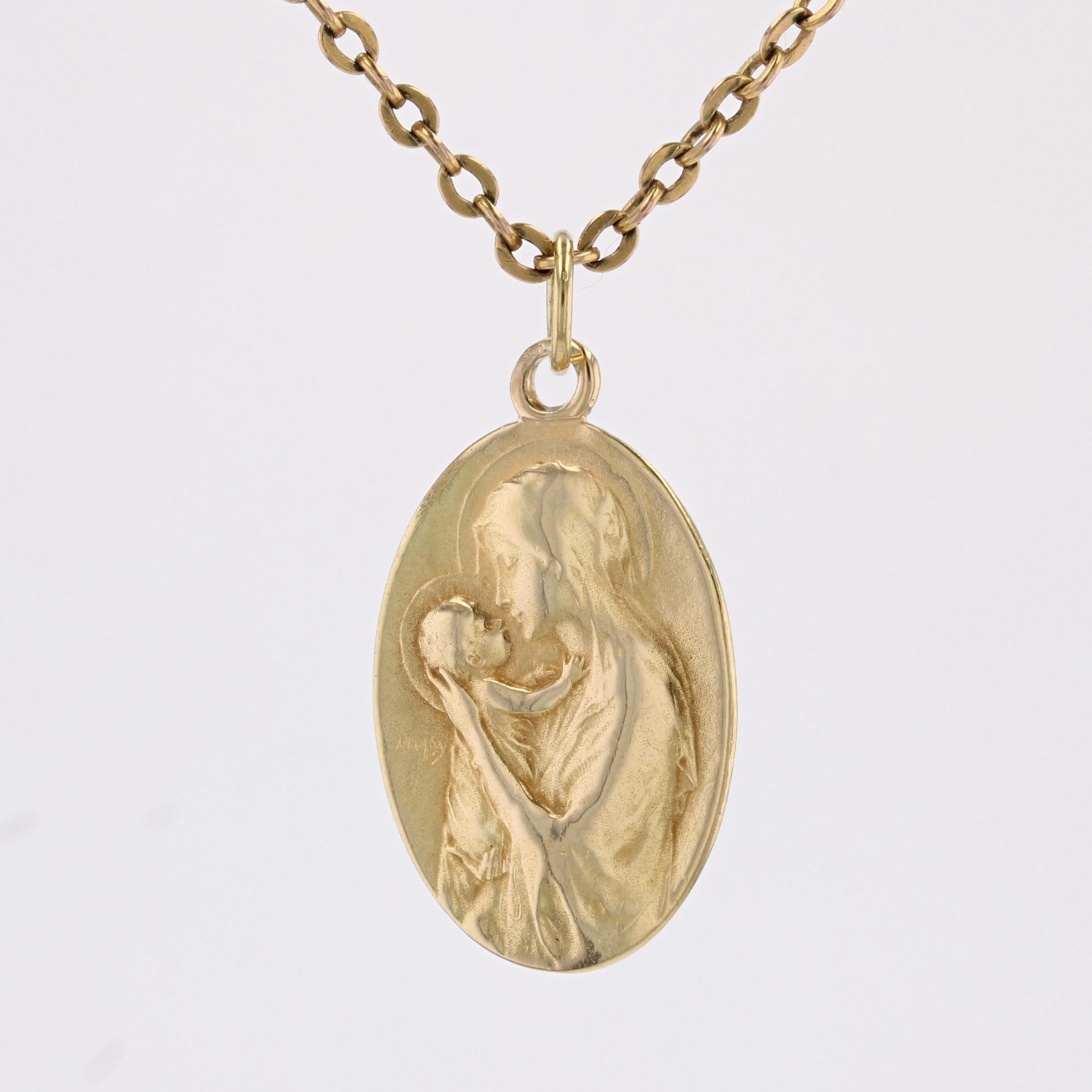 Medal in 18 karat yellow gold.
A delightful oval-shaped antique medal depicting the Virgin Mary holding the Infant Jesus in her arms. It is decorated on the back with the words 